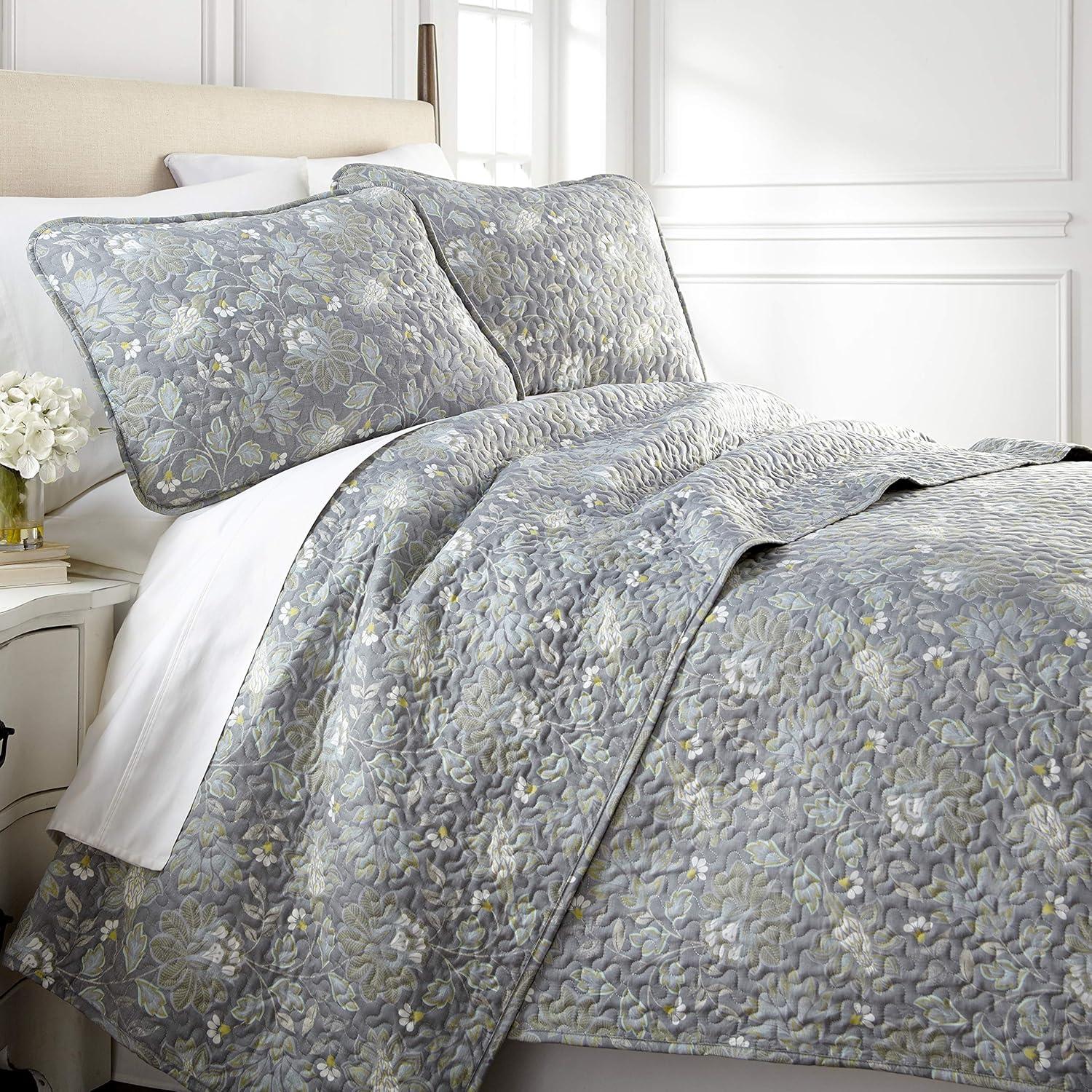 Southshore Fine Living Oversized Lightweight Infinite Blossom 3-Piece Quilt Set Blue Full / Queen