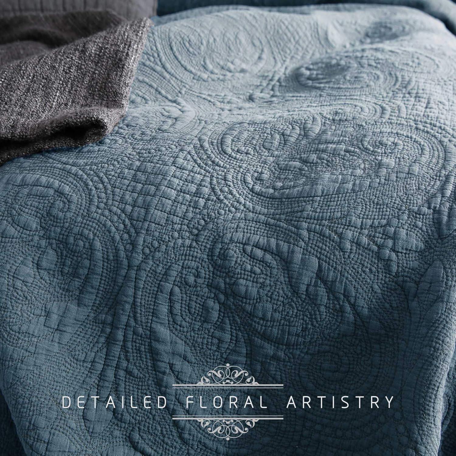 Embroidery Chic Design Quilt Set