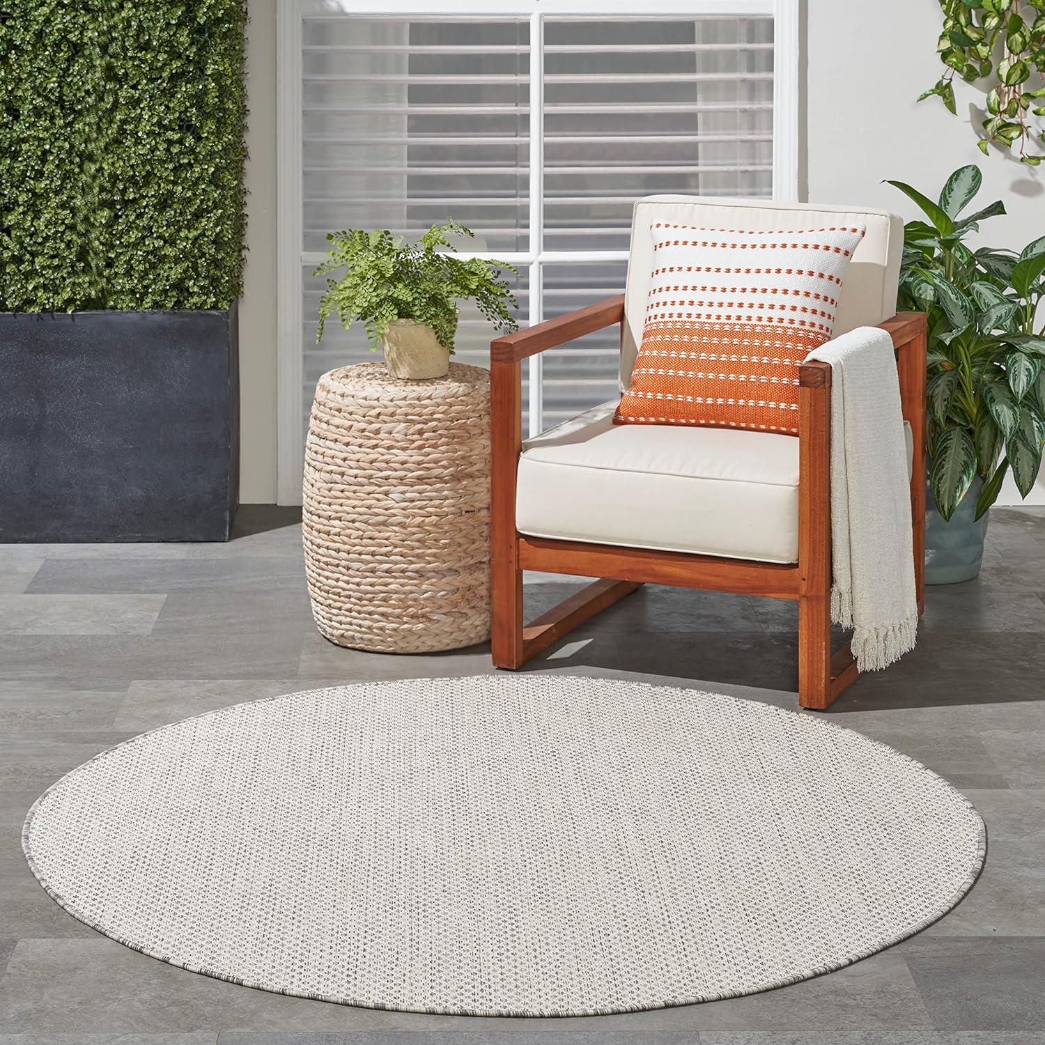 Courtyard Geometric Ivory Silver 5' Round Synthetic Outdoor Rug