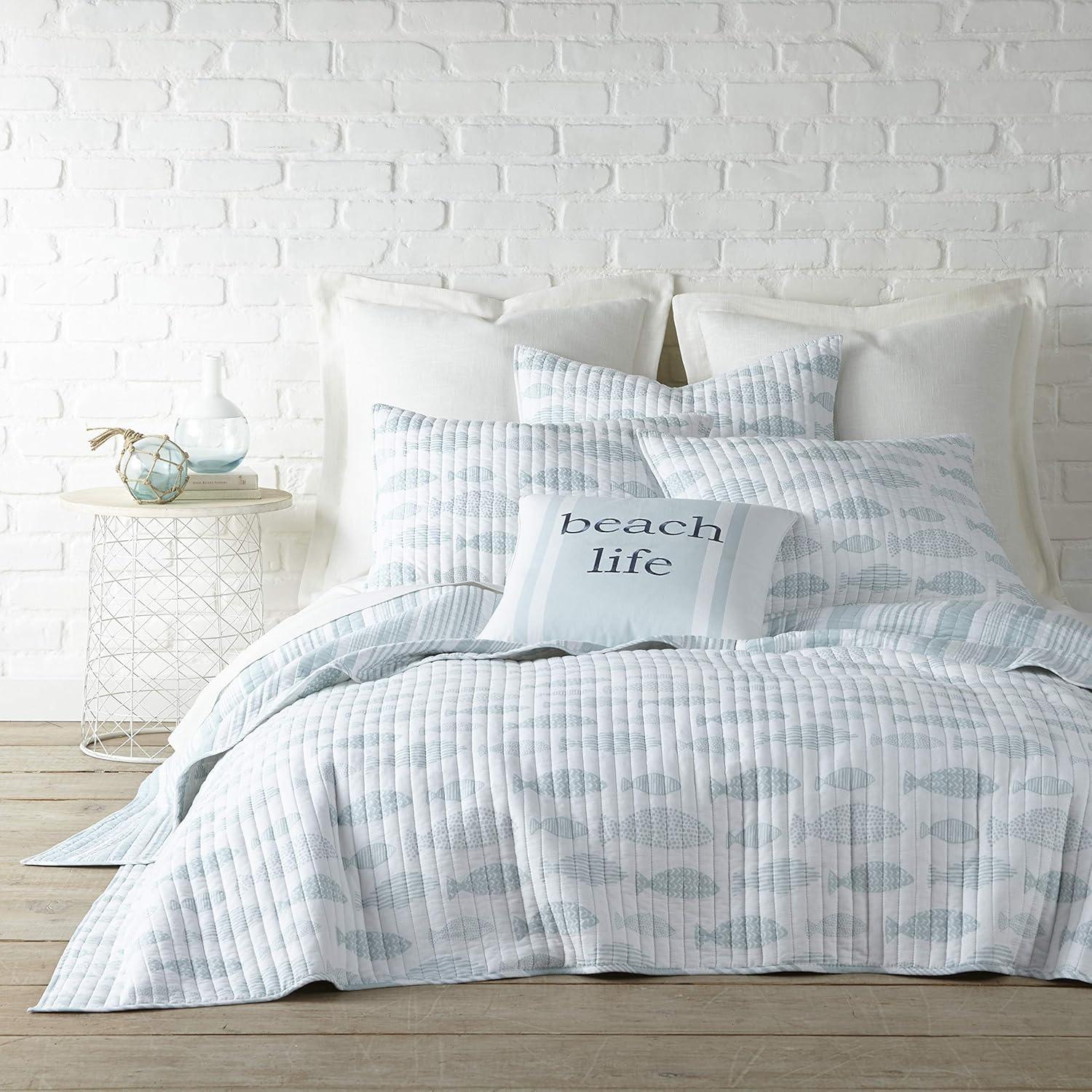 Scandinavian-Inspired Full/Queen Reversible Cotton Quilt Set in Aqua and White