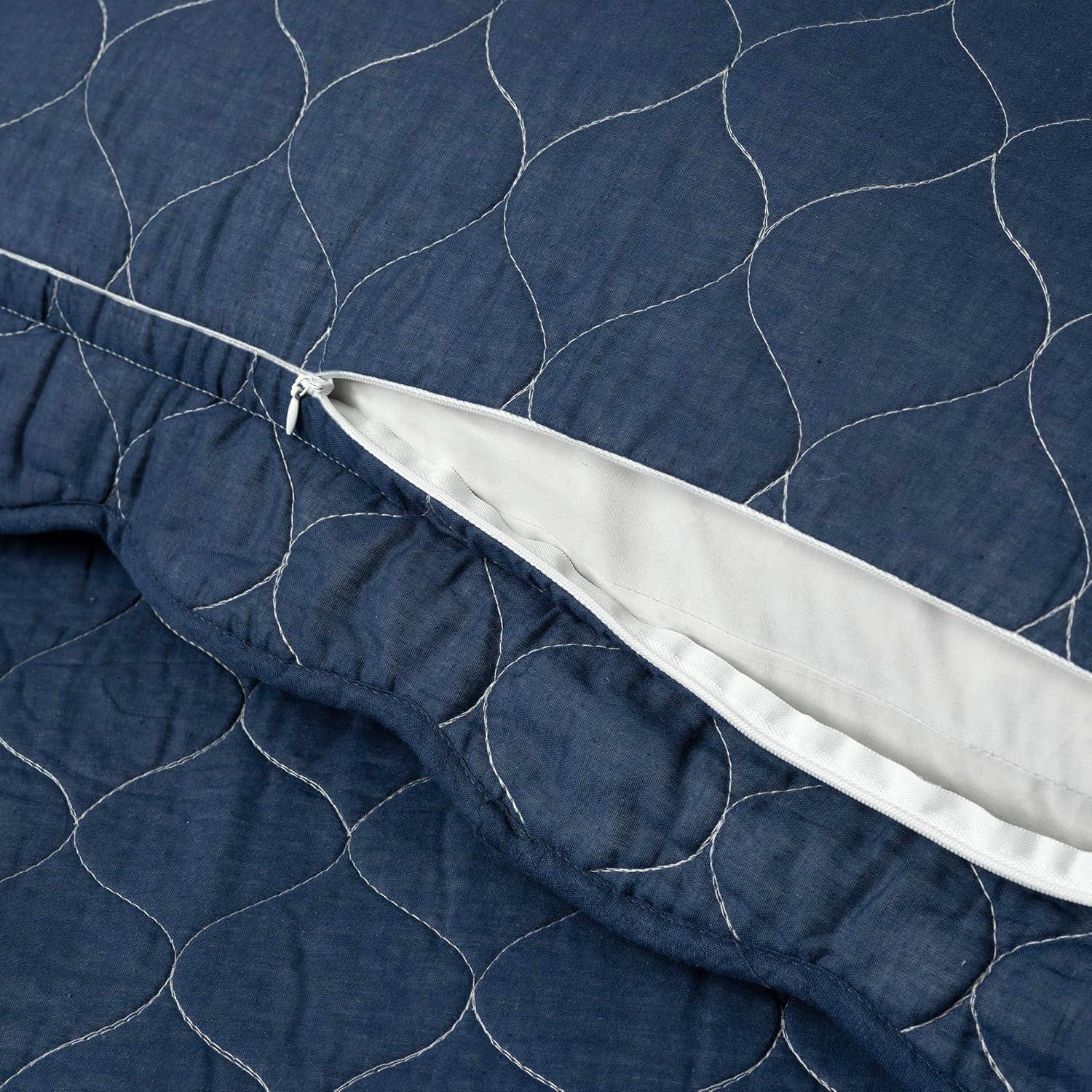 Coastal Chic Scallop Edge Reversible Quilt Navy/White 3Pc Set Full/Queen