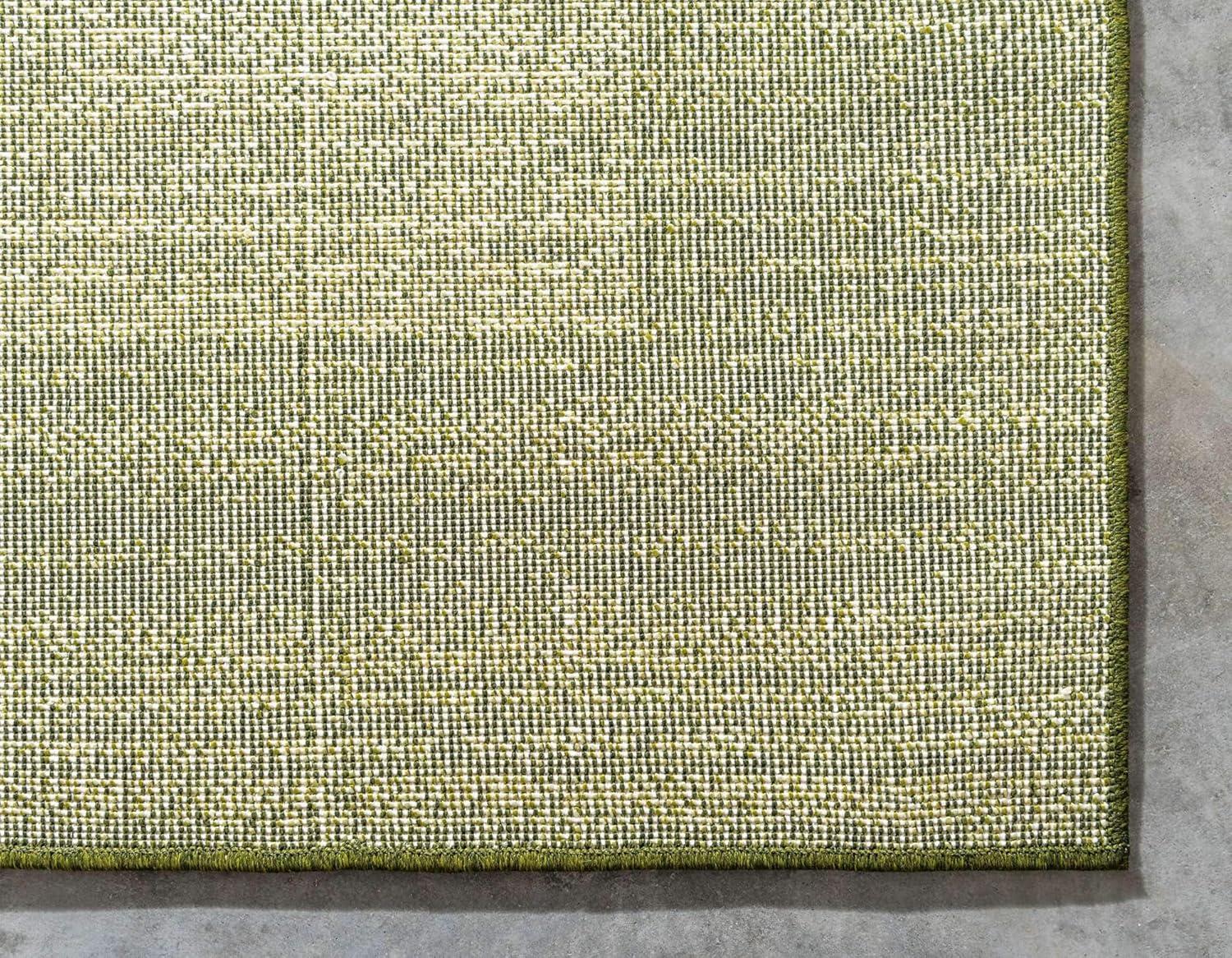 Easy-Care Tufted Synthetic 6' x 9' Rectangular Rug in Green