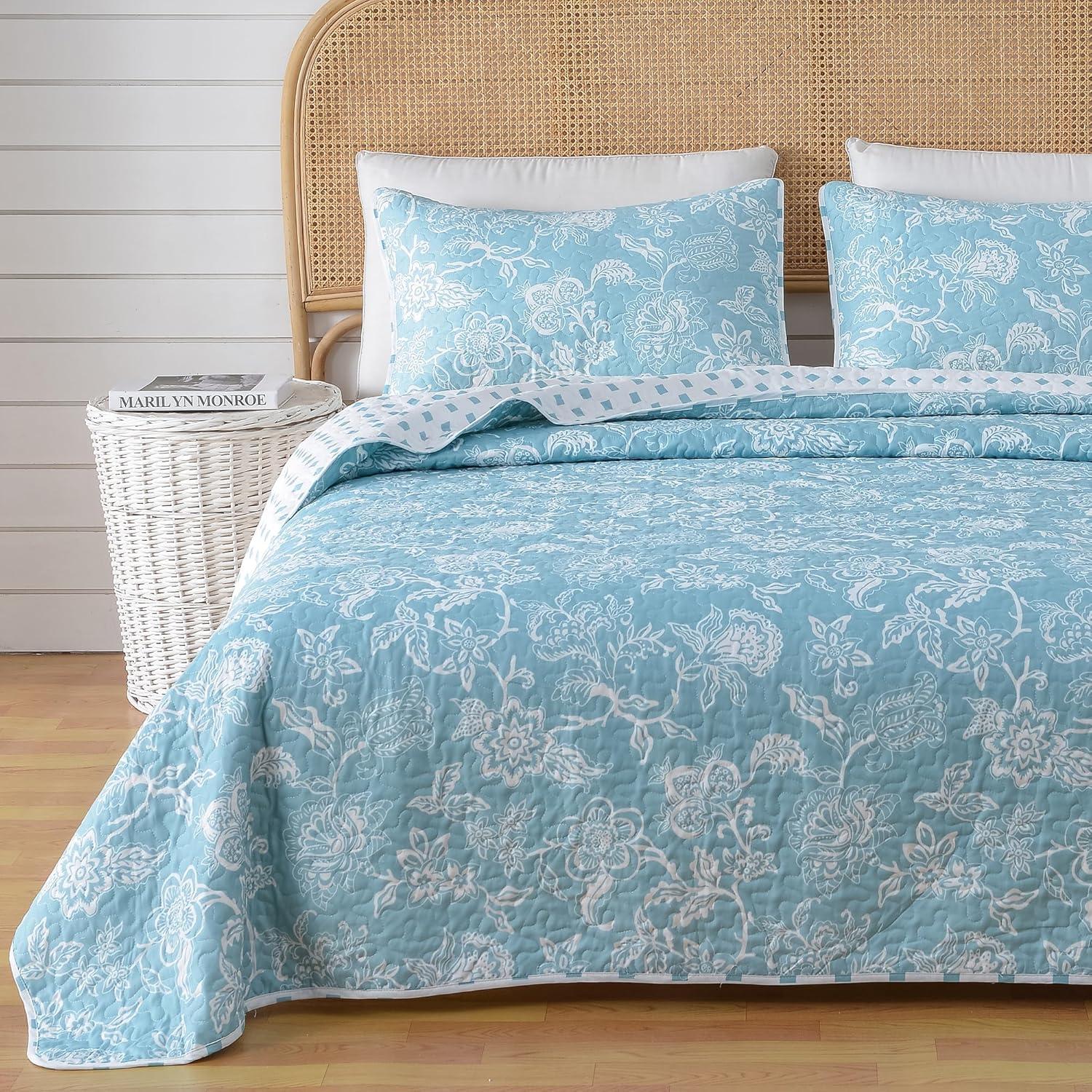 FreshFolds Dainty Floral Reversible Quilt Set with Shams