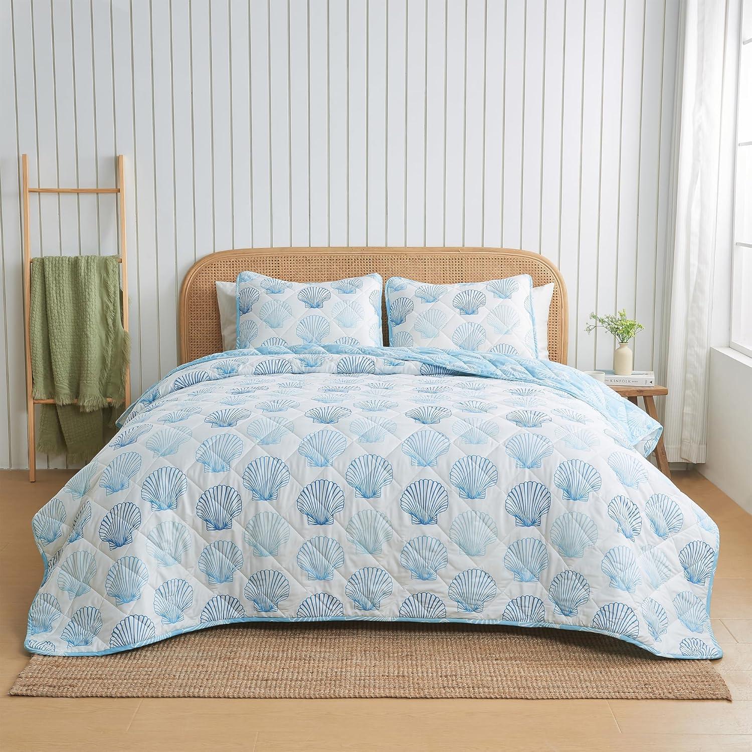 Great Bay Home Coastal Beach Reversible Reversible Quilt Set With Shams  (Twin, Multi)