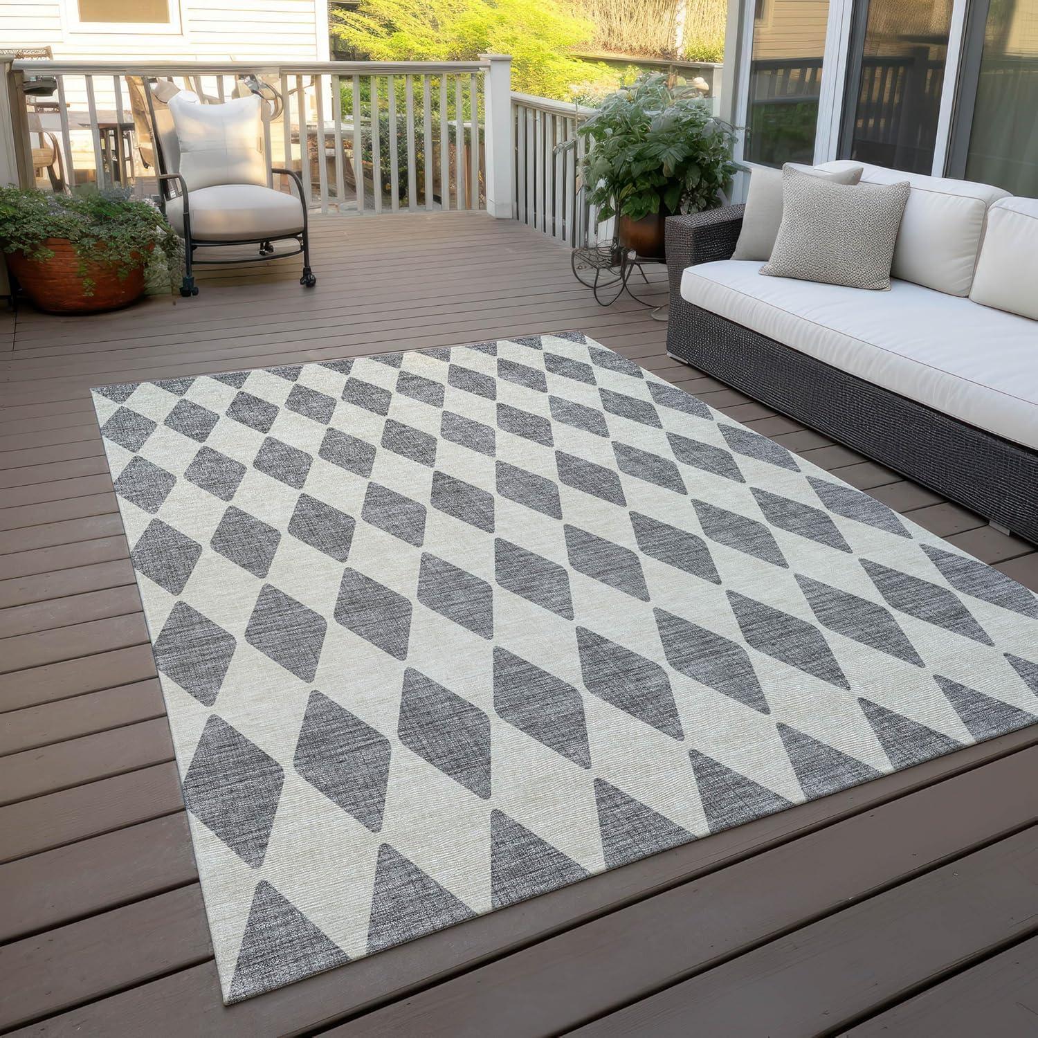 Gray Diamond Pattern Indoor Outdoor Area Rug 3' x 5'