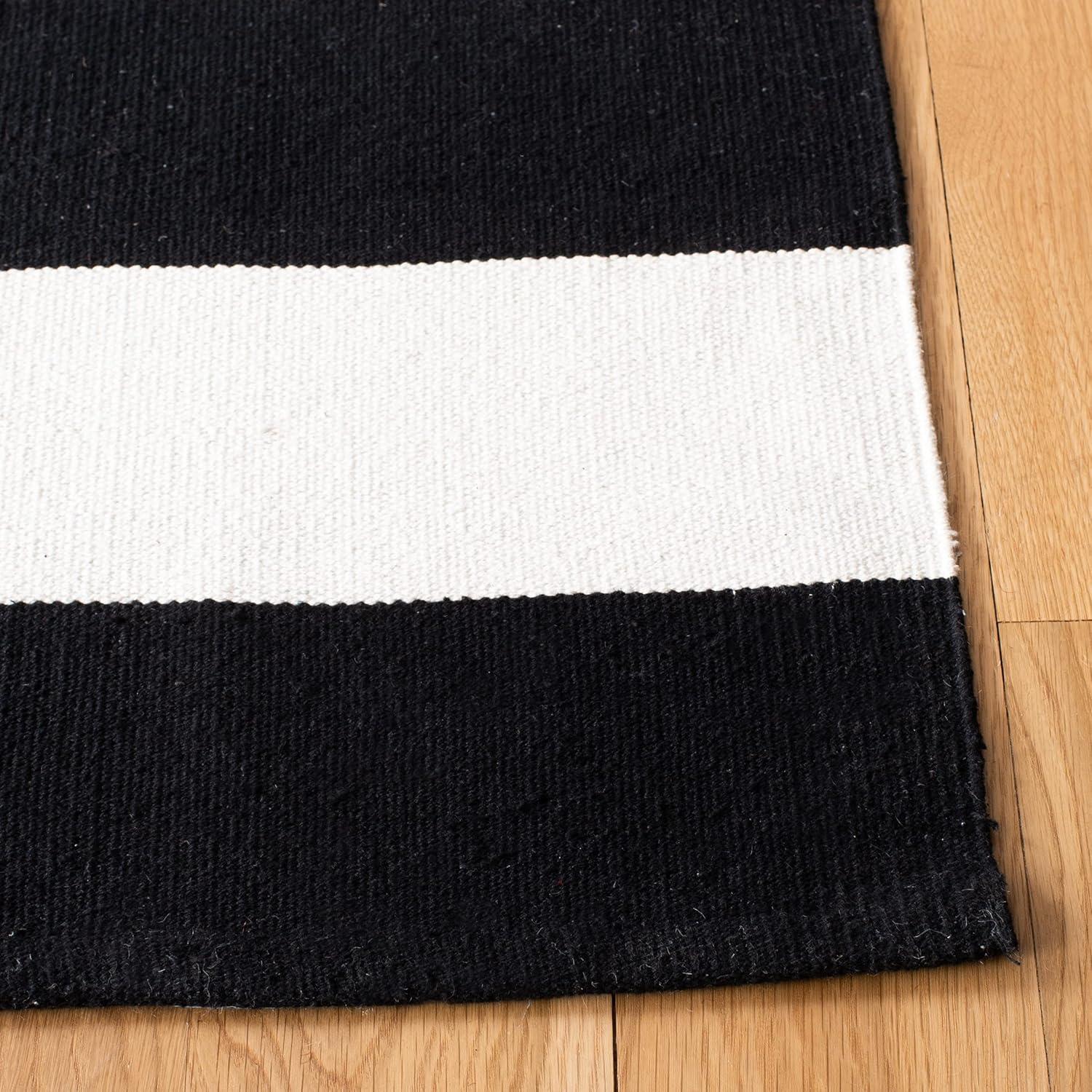 Montauk MTK712 Hand Woven Indoor Accent Rug - Black/Ivory - 4'x6' - Safavieh