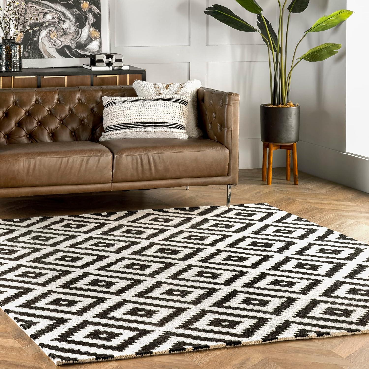 Handmade Black Wool 6' x 9' Geometric Tufted Rug