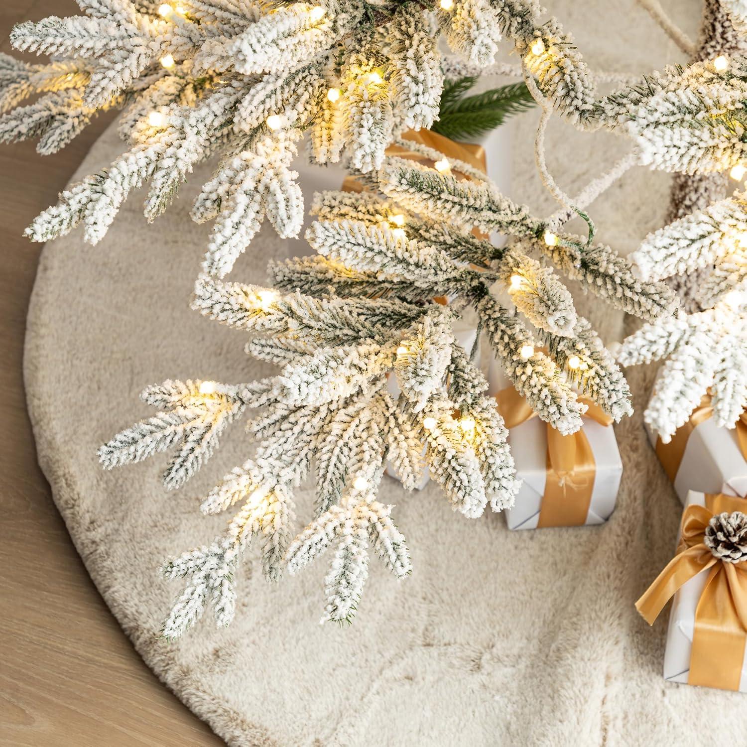 Glitz Design Glitzhome 9ft Deluxe Pre-Lit Flocked Pine Artificial Christmas Tree with 650 Warm White