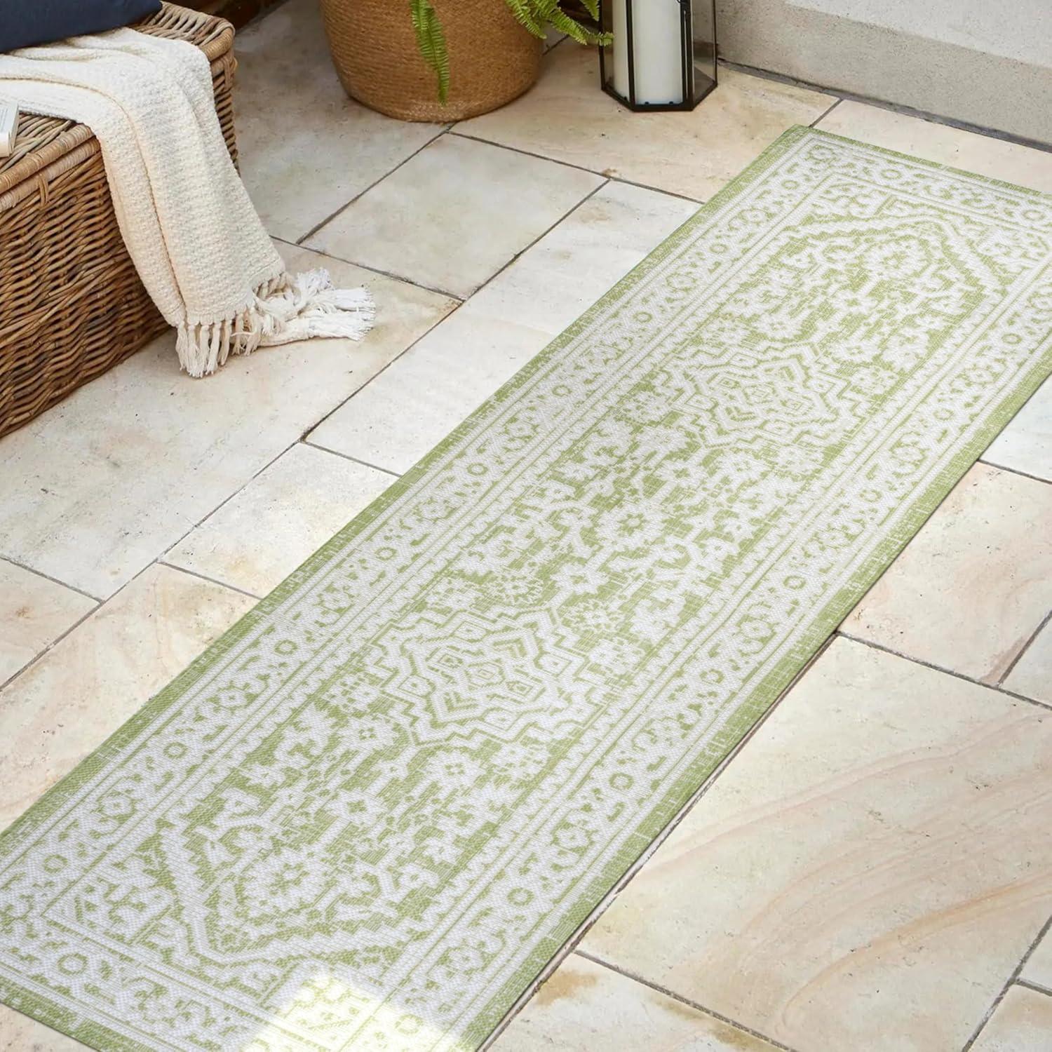 Sinjuri Medallion Textured Weave Indoor/Outdoor Area Rug - JONATHAN Y