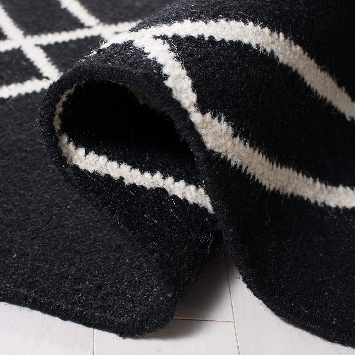 Dhurries DHU638 Hand Woven Accent Rug - Black/Ivory - 2'6"x4' - Safavieh.