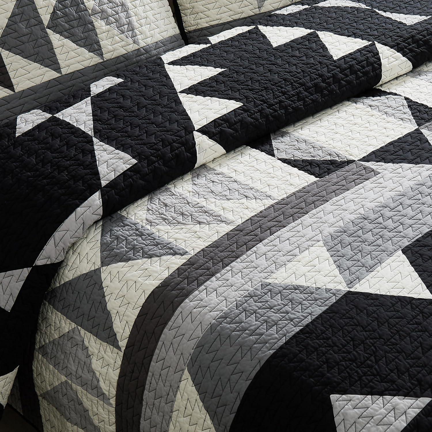 Shadow Peak Quilt Black