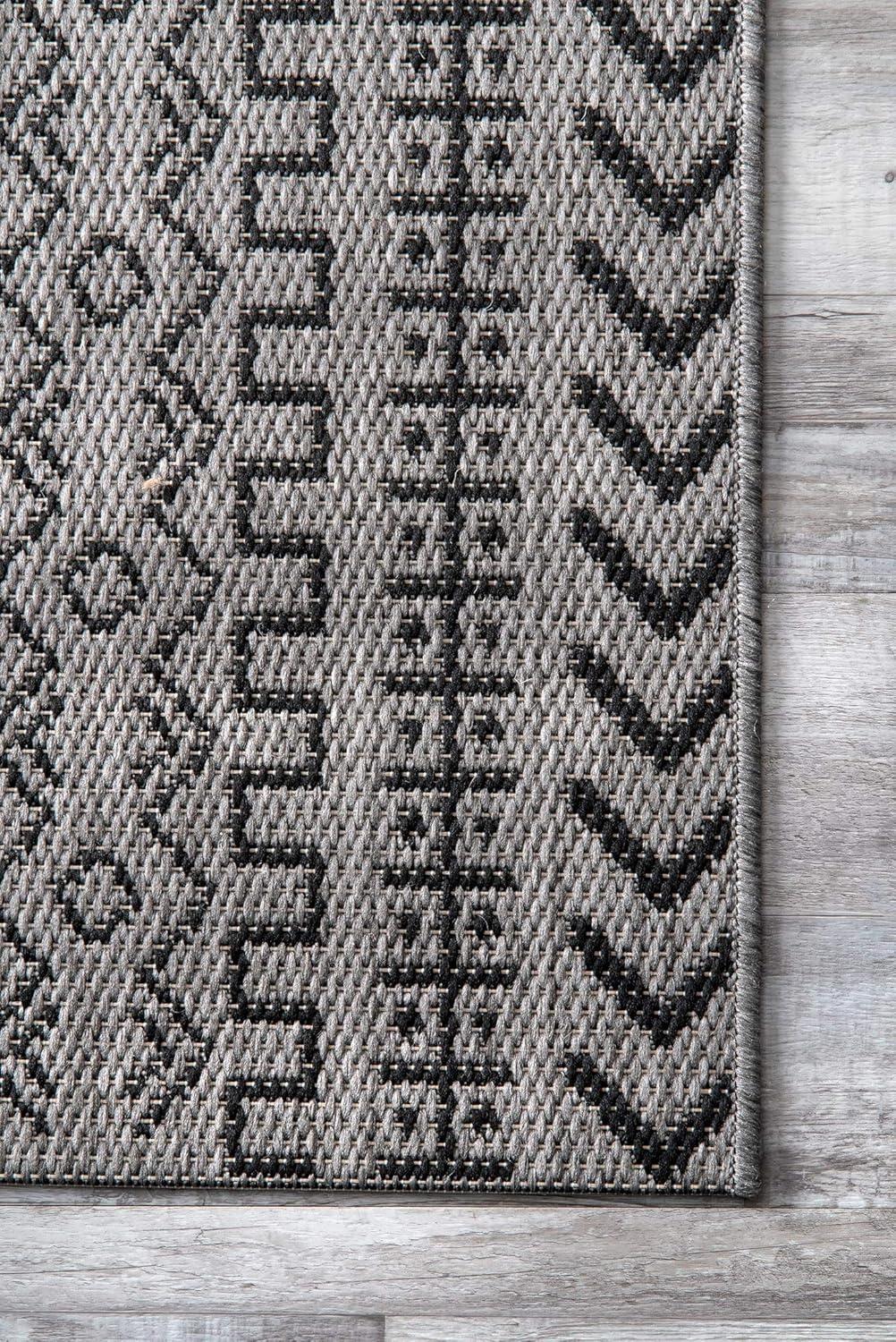 Reversible Gray Synthetic 4'x6' Easy-Care Outdoor Rug