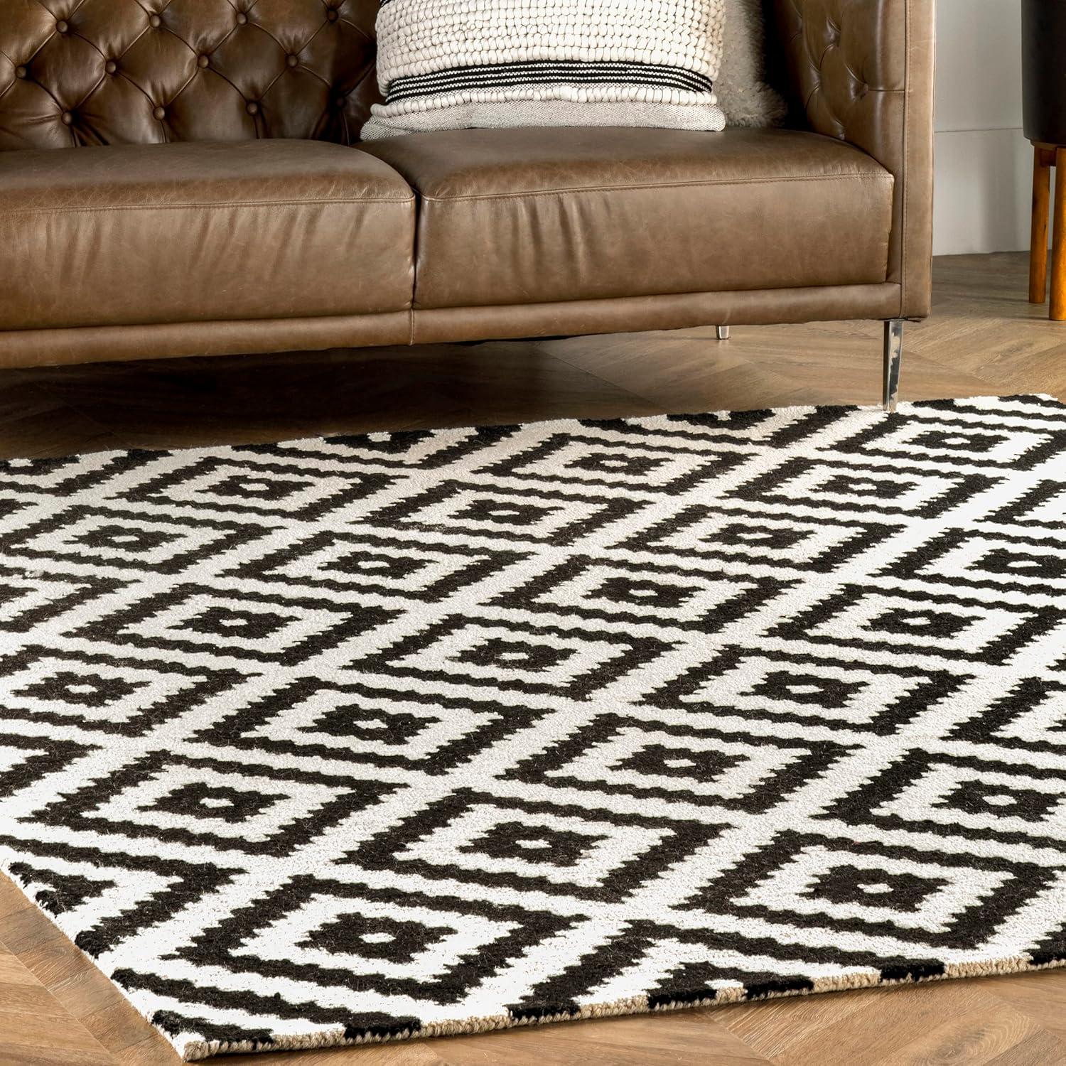 Handmade Black Wool 6' x 9' Geometric Tufted Rug