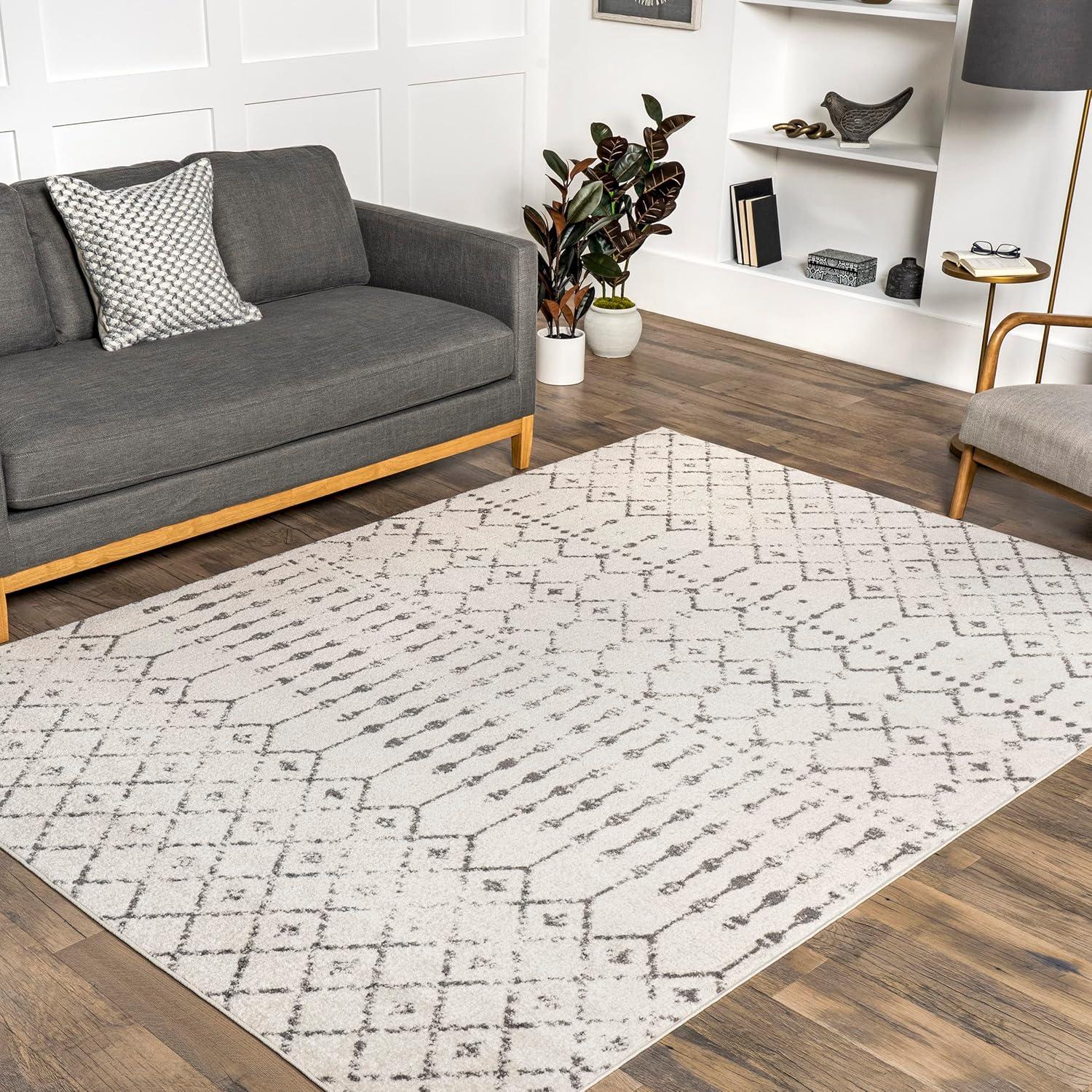 Modern Geometric Gray Synthetic 4'x6' Easy-Care Area Rug