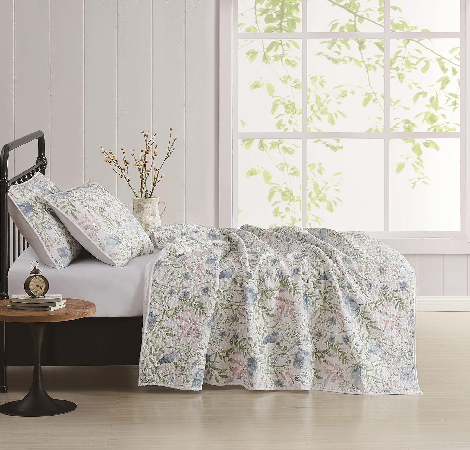 Field Blue and Green Floral Reversible Full Quilt Set