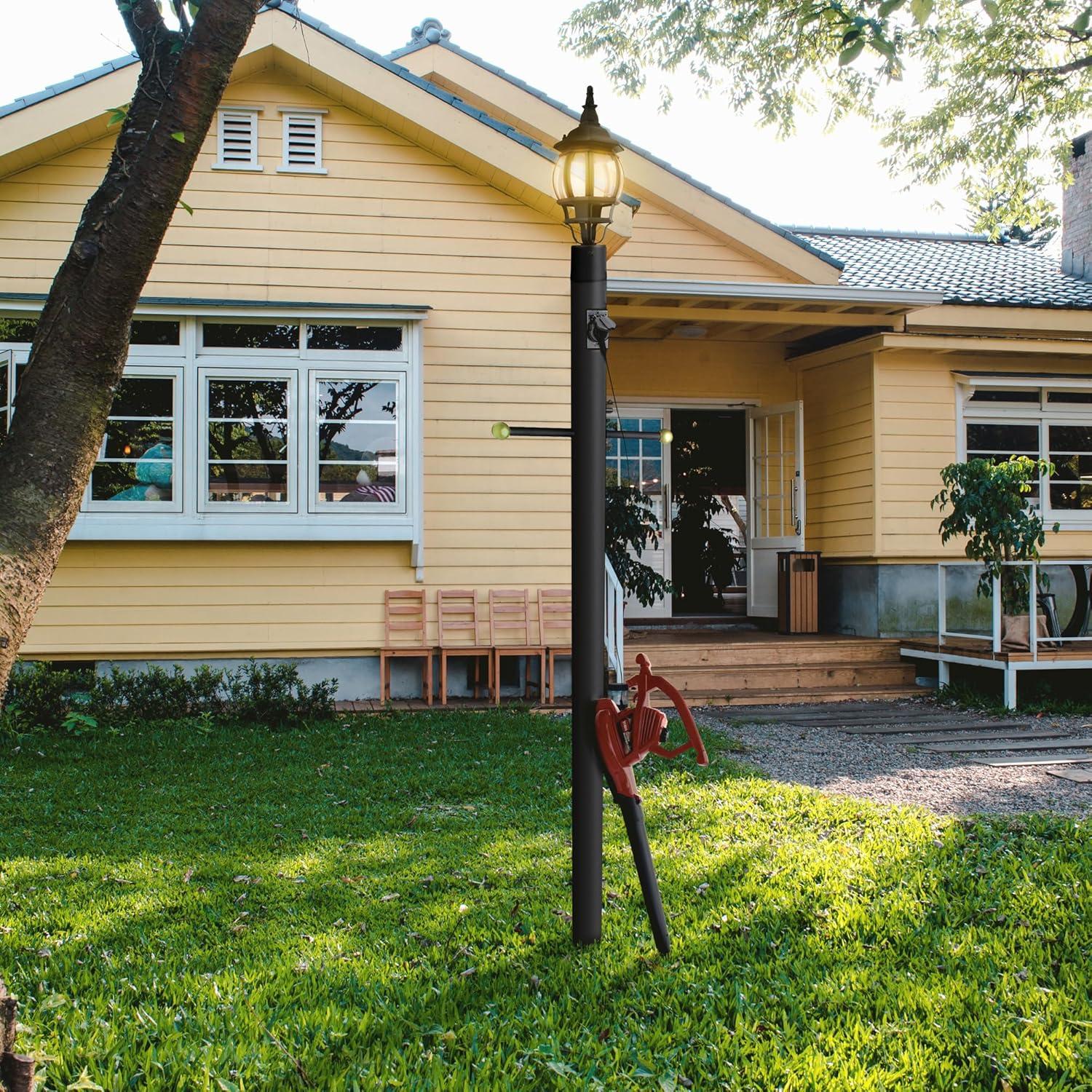 Design House,589812 Poste de Lámpara Tradicional para Exteriores con Brazo Cruzado de Plástico, Instalación de Enterramiento Directo, Toma de Corriente Incorporada y Sensor Fotocular Del Anochecer Al Amanecer en Negro