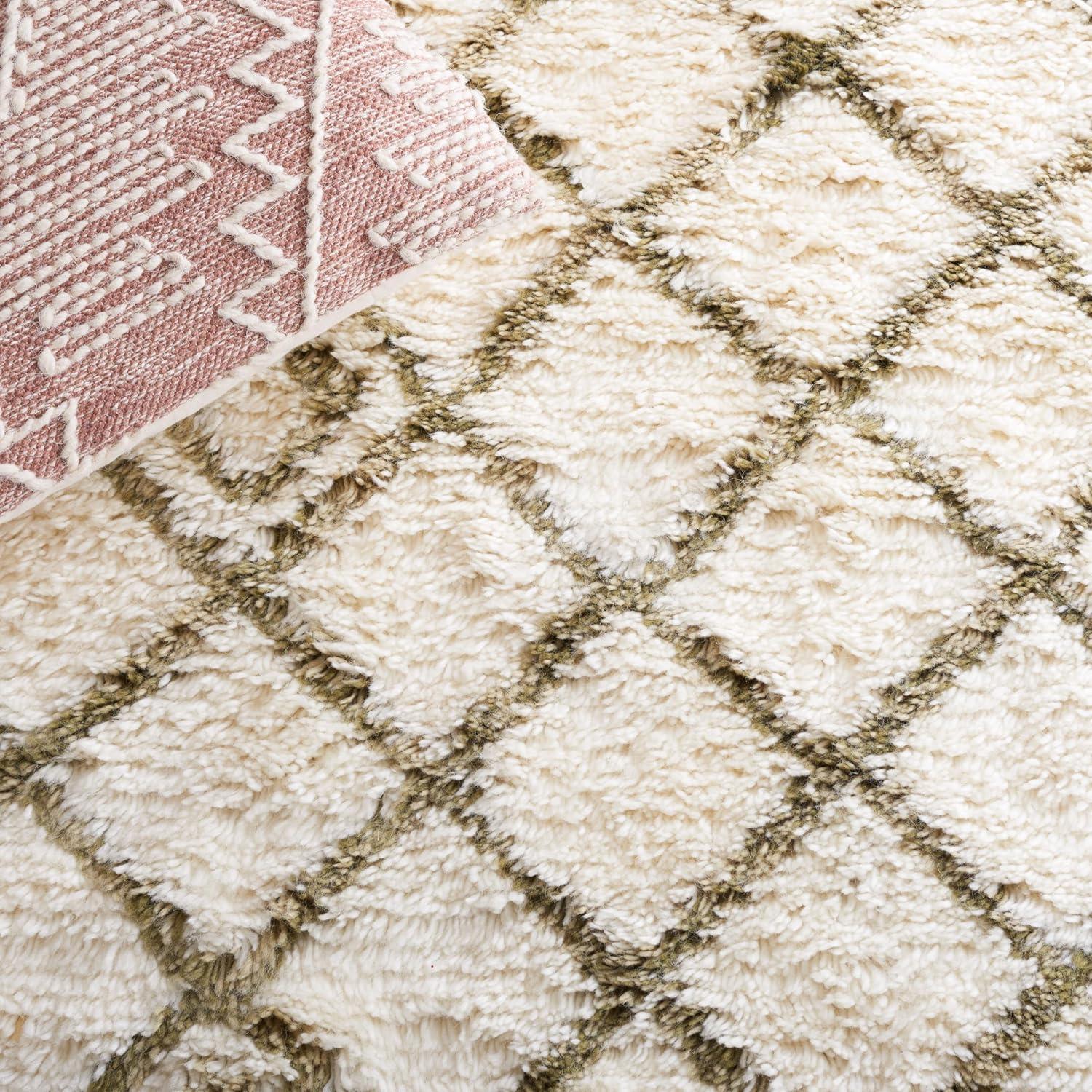 Safavieh Handmade Casablanca Shag Santina Tribal Wool Rug Ivory/Green 4' x 6' 4' x 6' Indoor Living Room, Bedroom Green