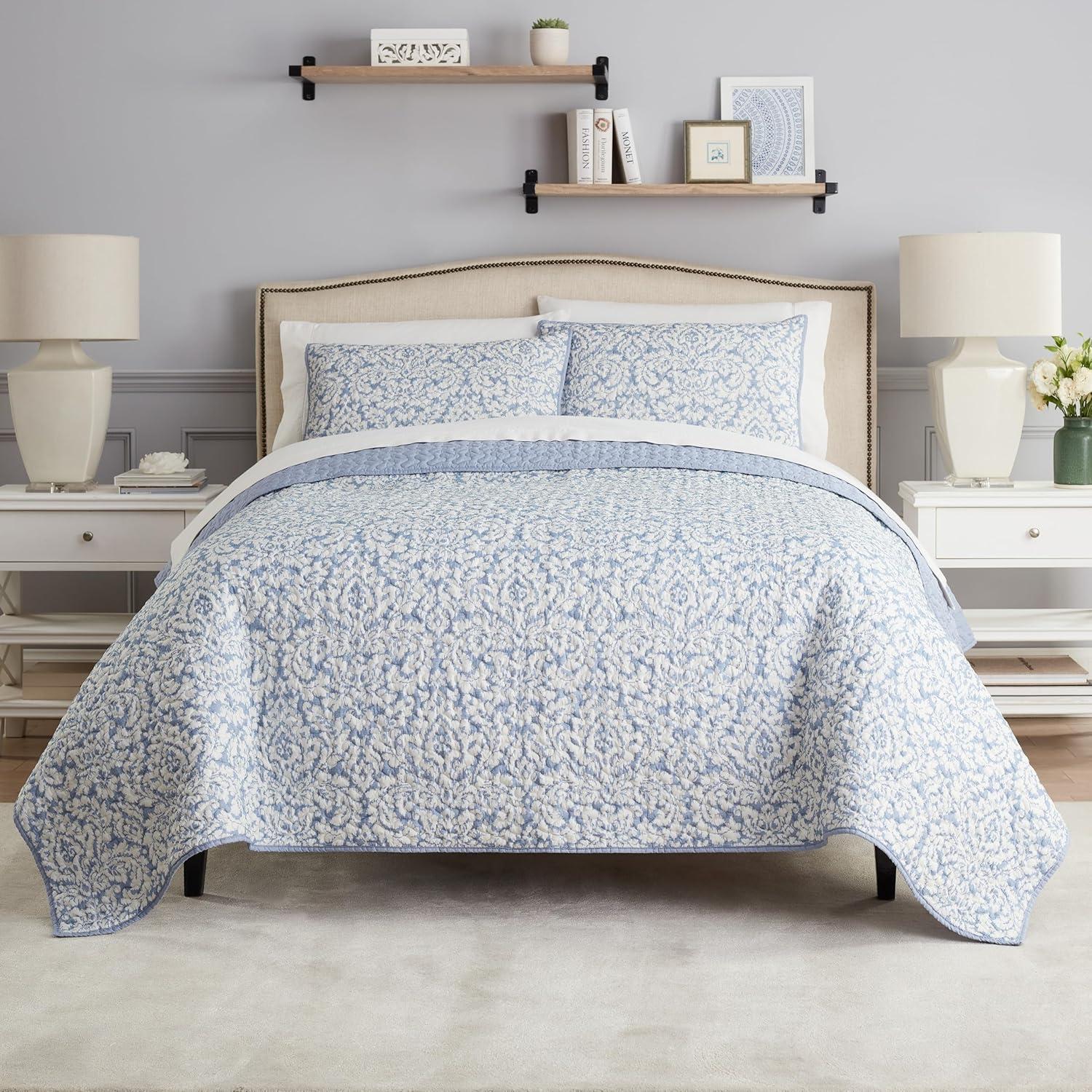 Blue and White Damask Full Quilt Set with Shams