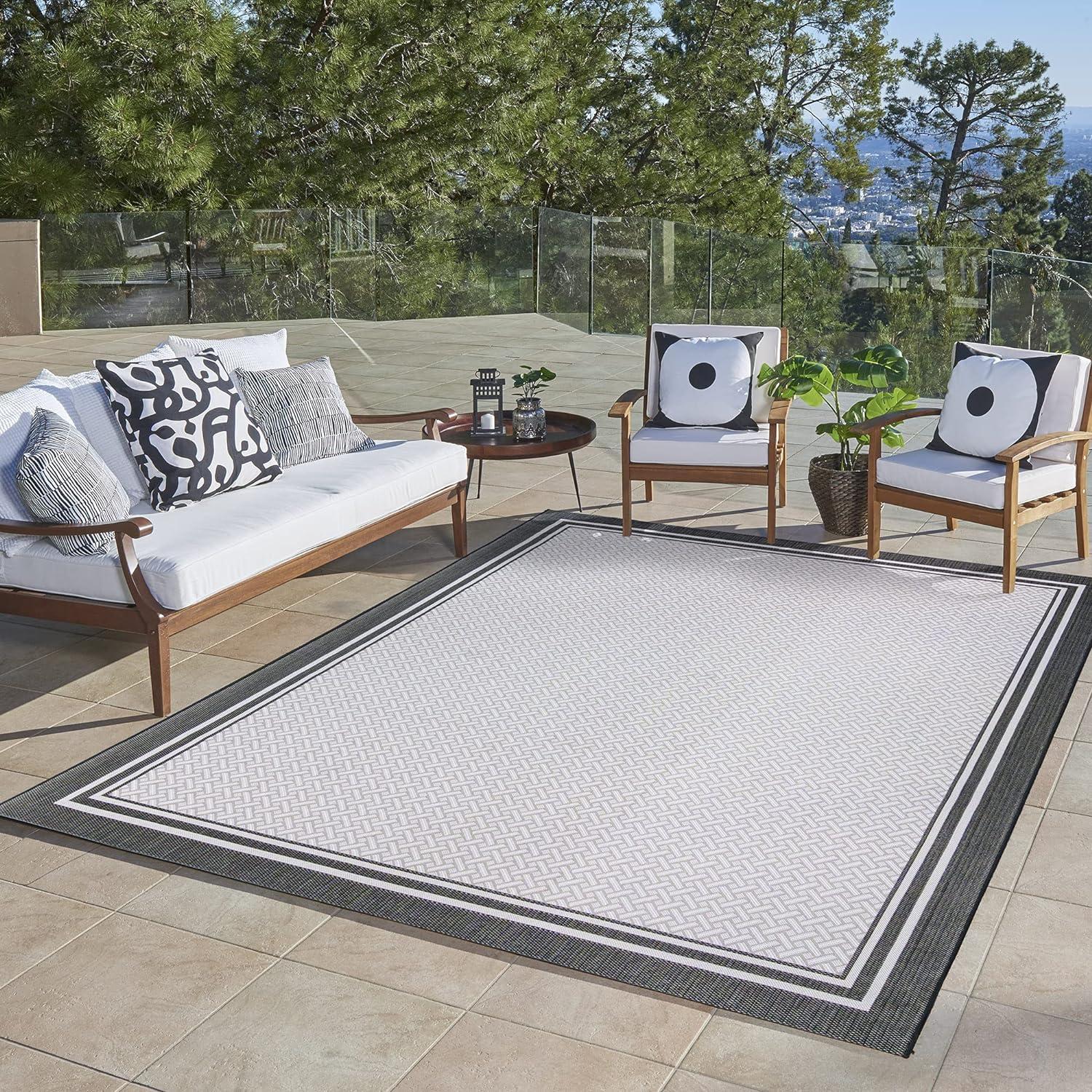 Coastal Charm White/Black Synthetic 6' x 9' Easy-Care Area Rug