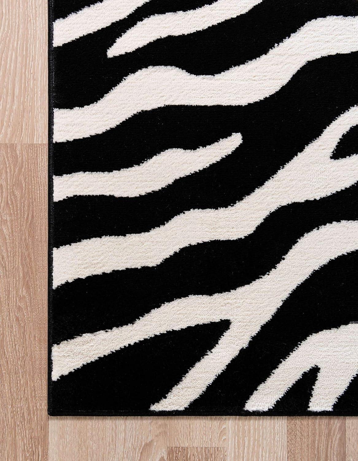 Savannah Safari 3'3" x 5'3" Black and Ivory Synthetic Area Rug