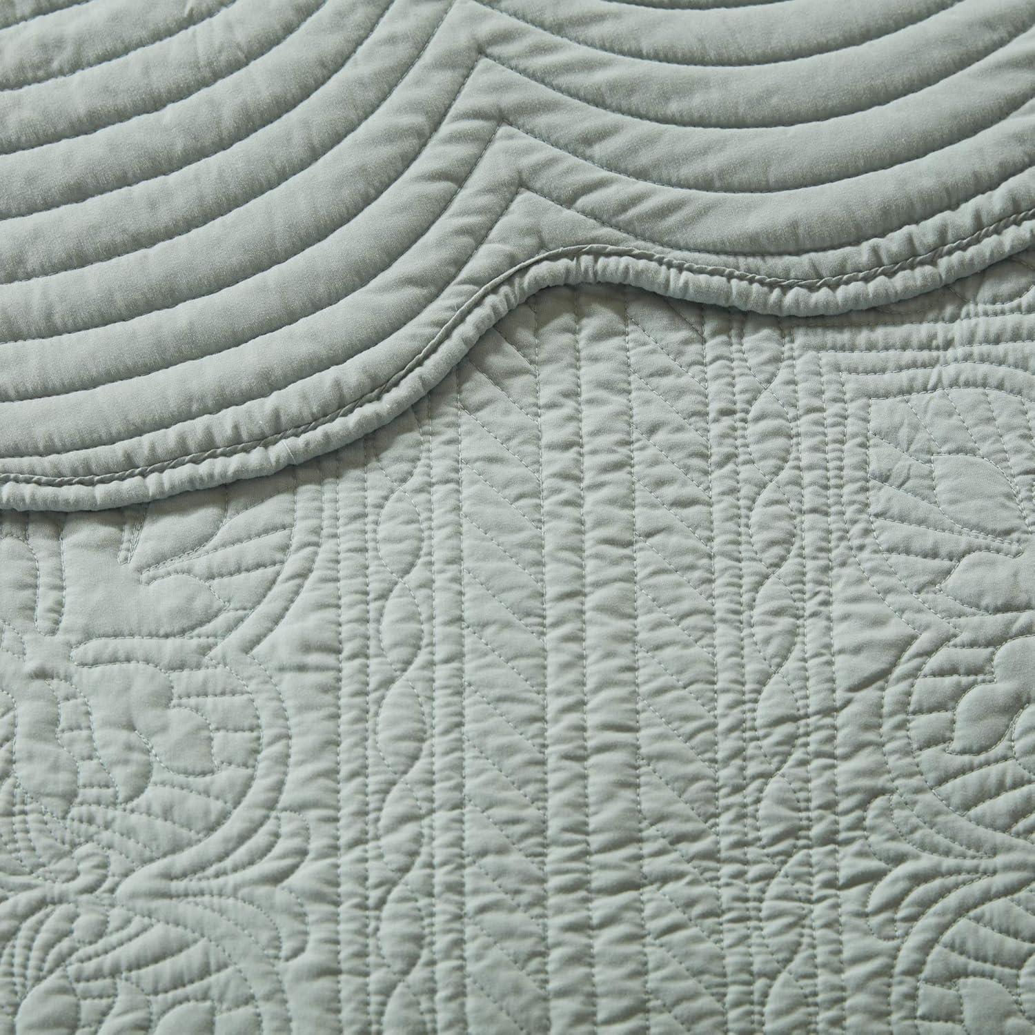 Tuscany Scalloped Edge Quilt Set