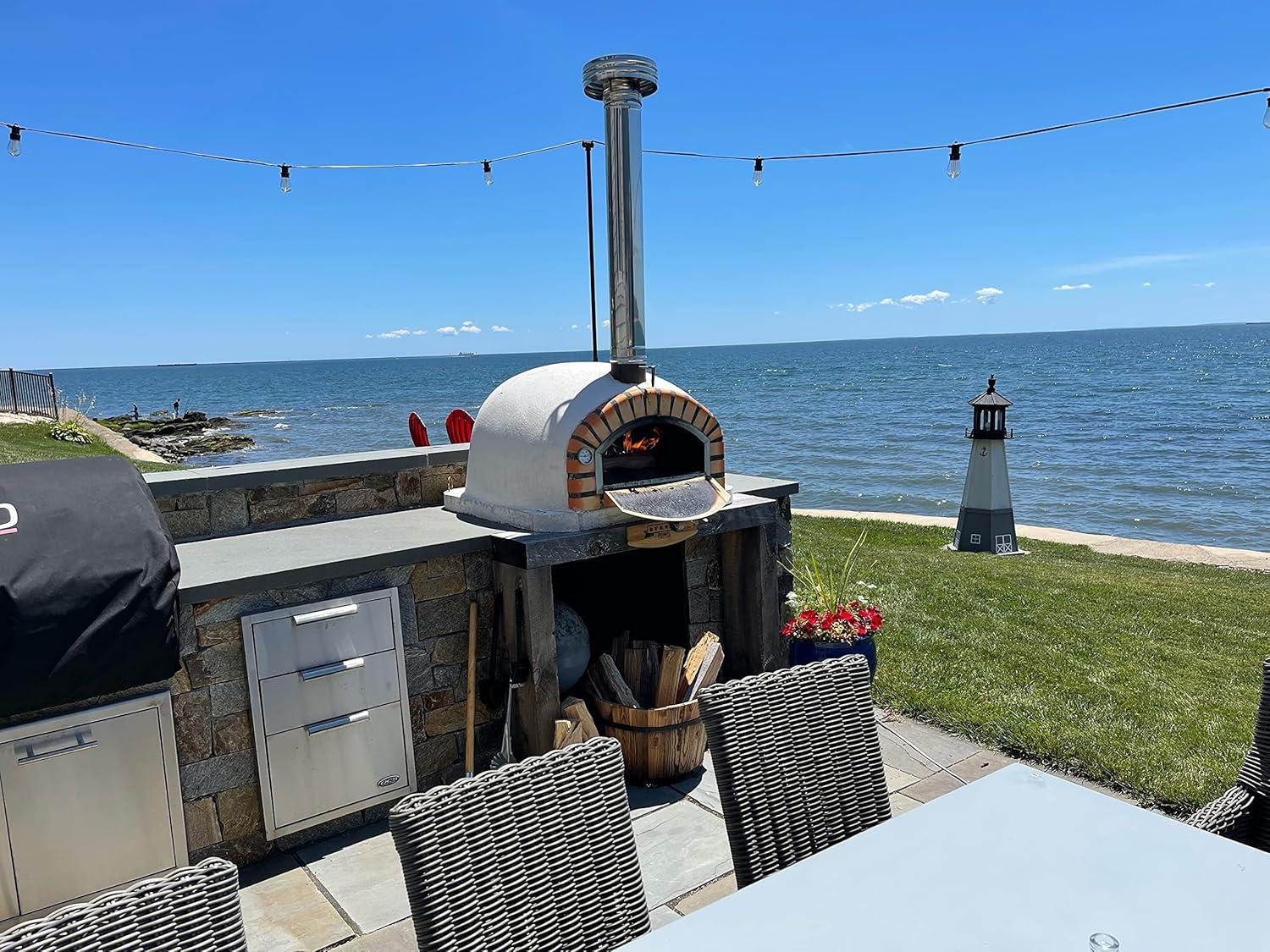 Traditional Brick Wood-Fired Outdoor Pizza Oven