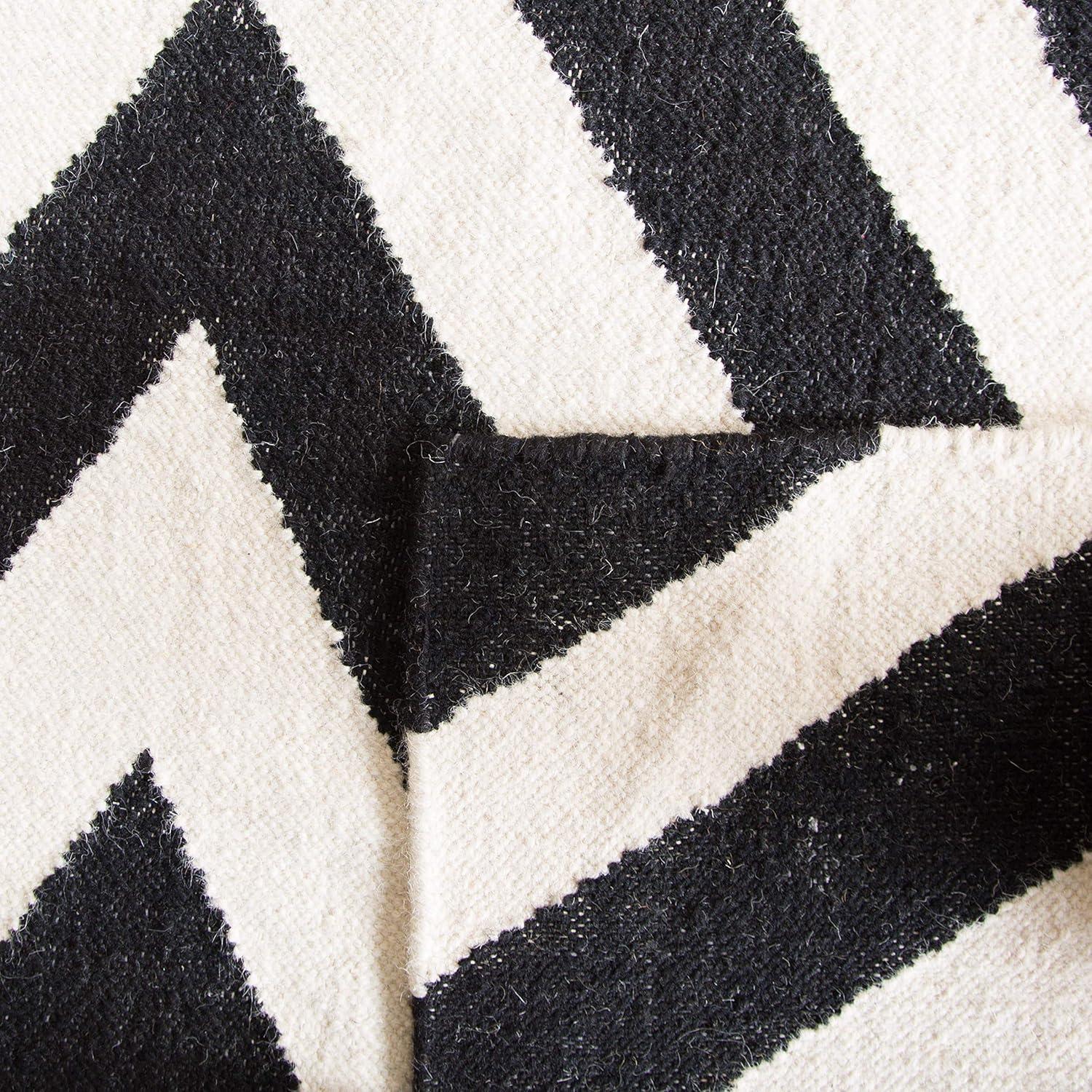 SAFAVIEH Dhurrie Deborah Chevron Zigzag Wool Runner Rug, Black/Ivory, 2'6" x 6'