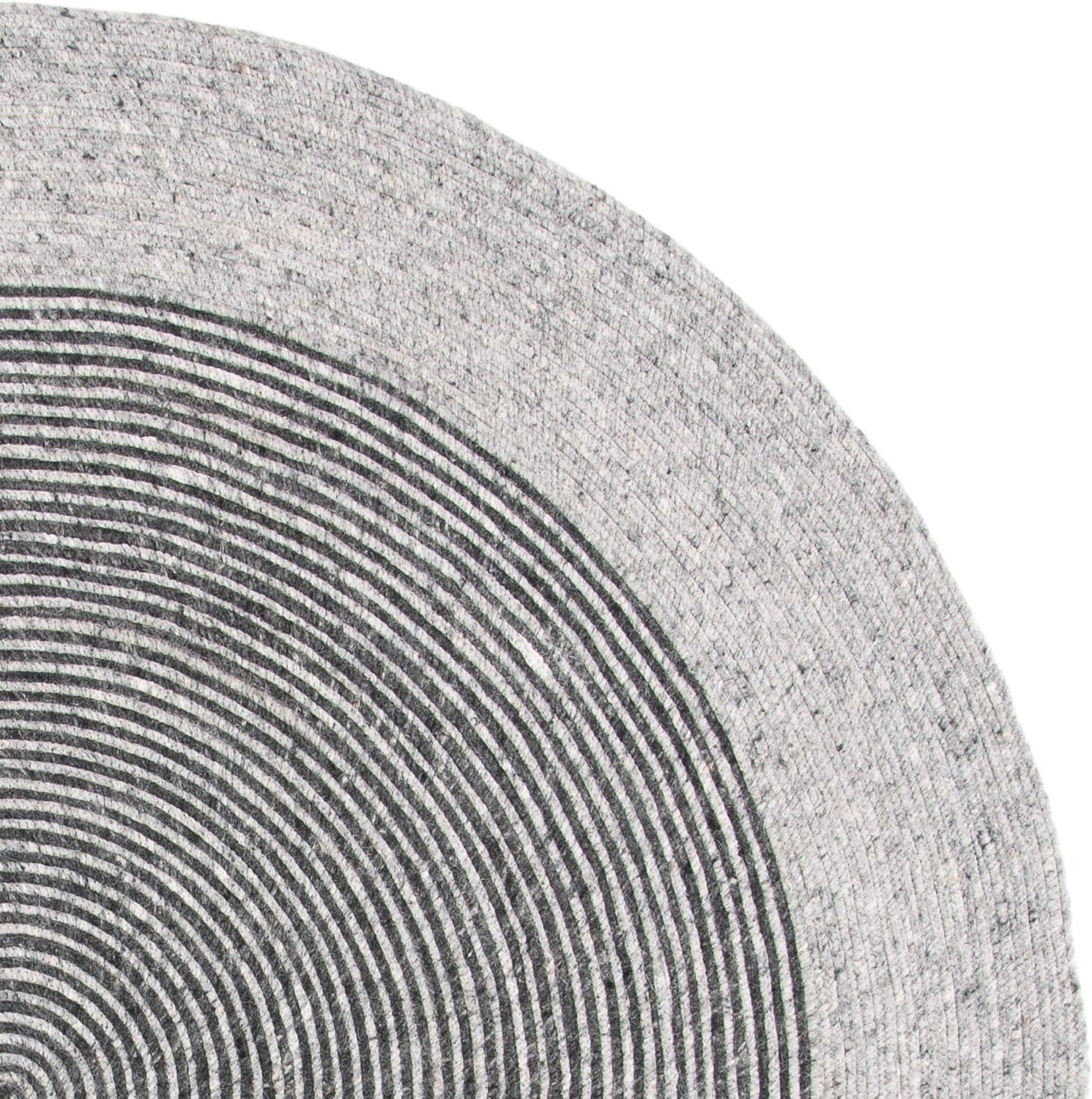 Handwoven Gray Wool 3' Round Braided Reversible Rug