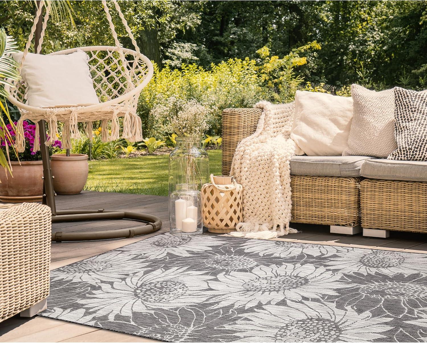 Liora Manne Carmel Sunflower Field Indoor/Outdoor Rug Black 4'10" x 7'6"