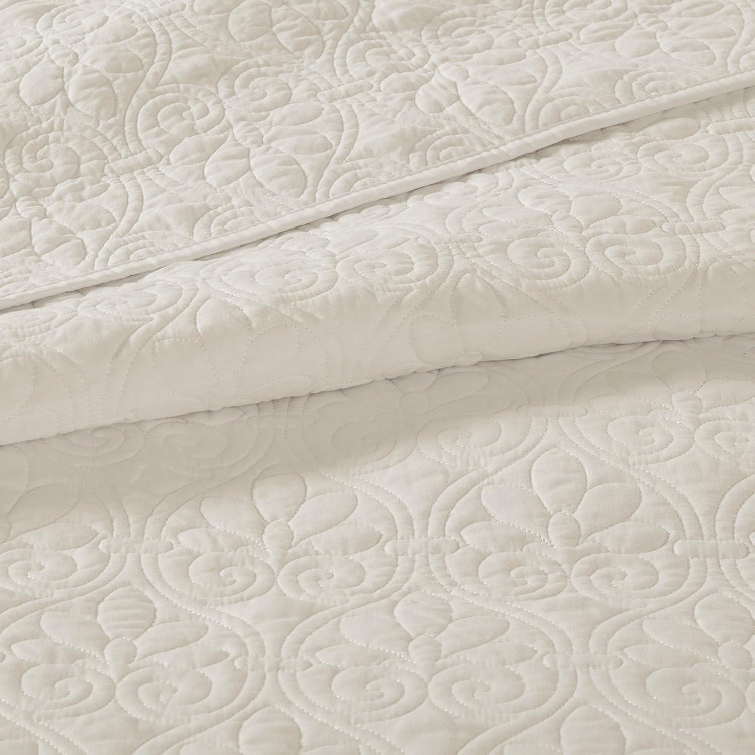 Cottage Charm Cream Full Microfiber Quilt Set with Reversible Design