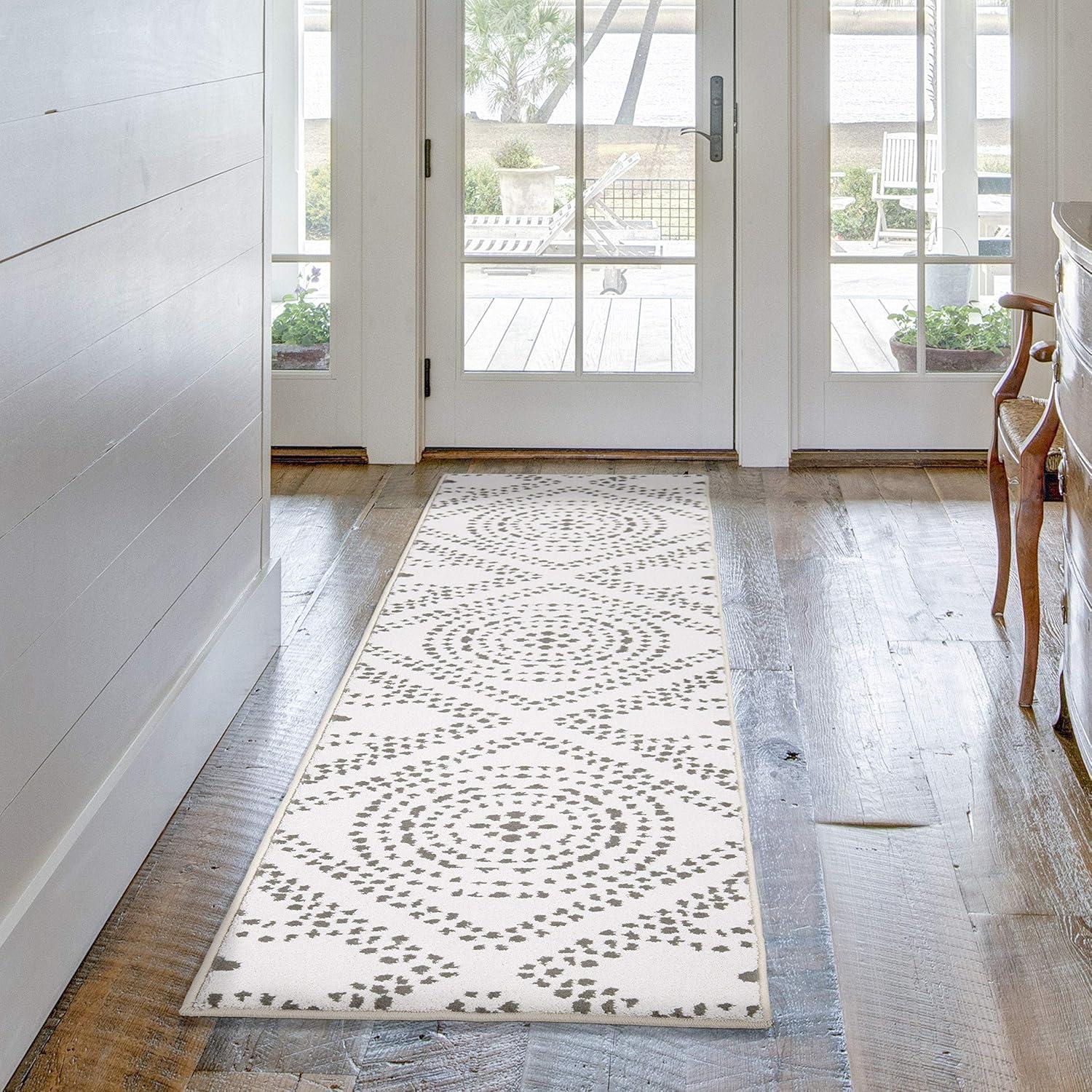 Gray and White Geometric Synthetic Area Rug, 5'3" x 7'6"