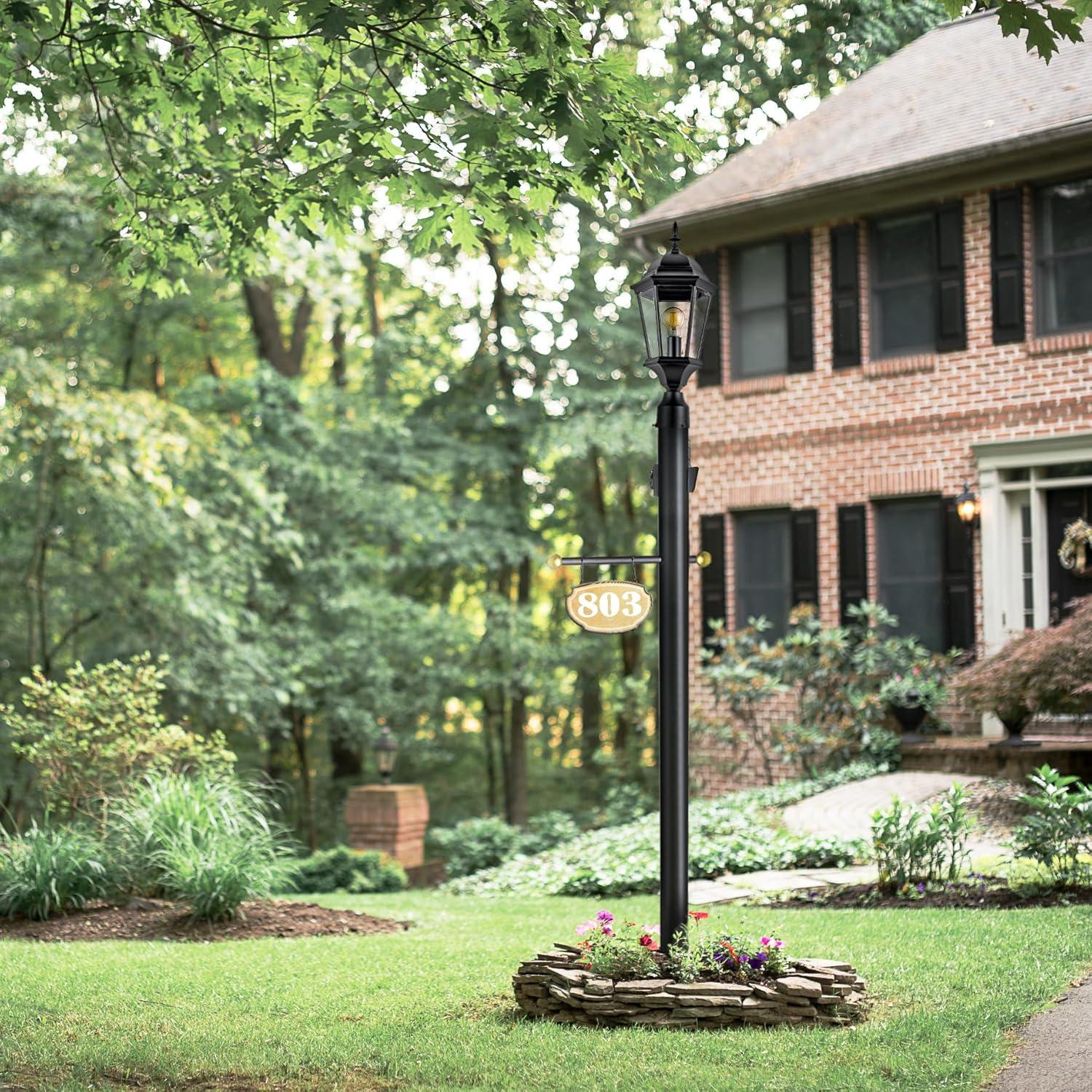 Design House,589812 Poste de Lámpara Tradicional para Exteriores con Brazo Cruzado de Plástico, Instalación de Enterramiento Directo, Toma de Corriente Incorporada y Sensor Fotocular Del Anochecer Al Amanecer en Negro