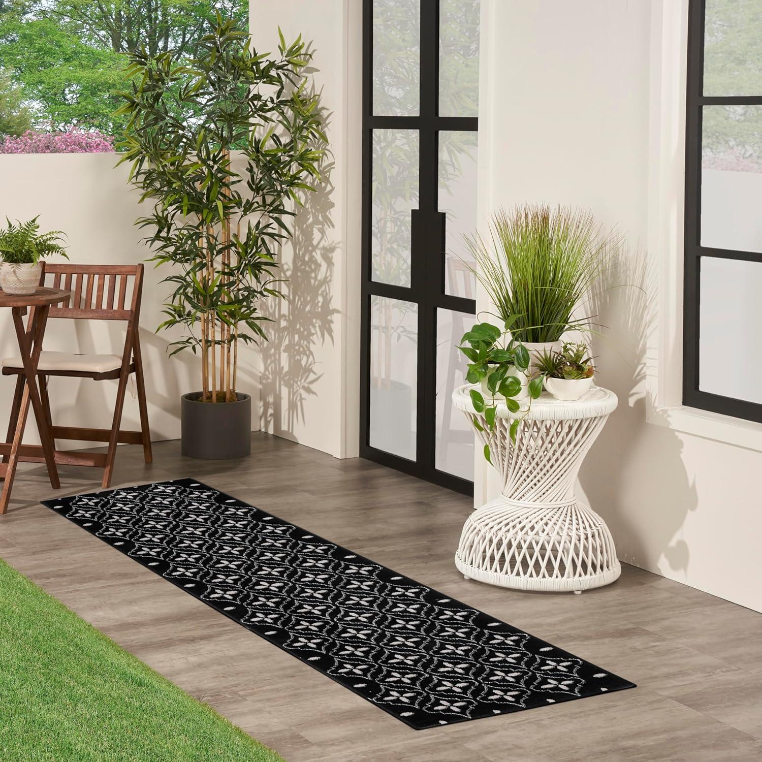 Nourison Essentials Indoor/Outdoor Black Ivory 2'2" x 7'6" Area Rug (2x8)