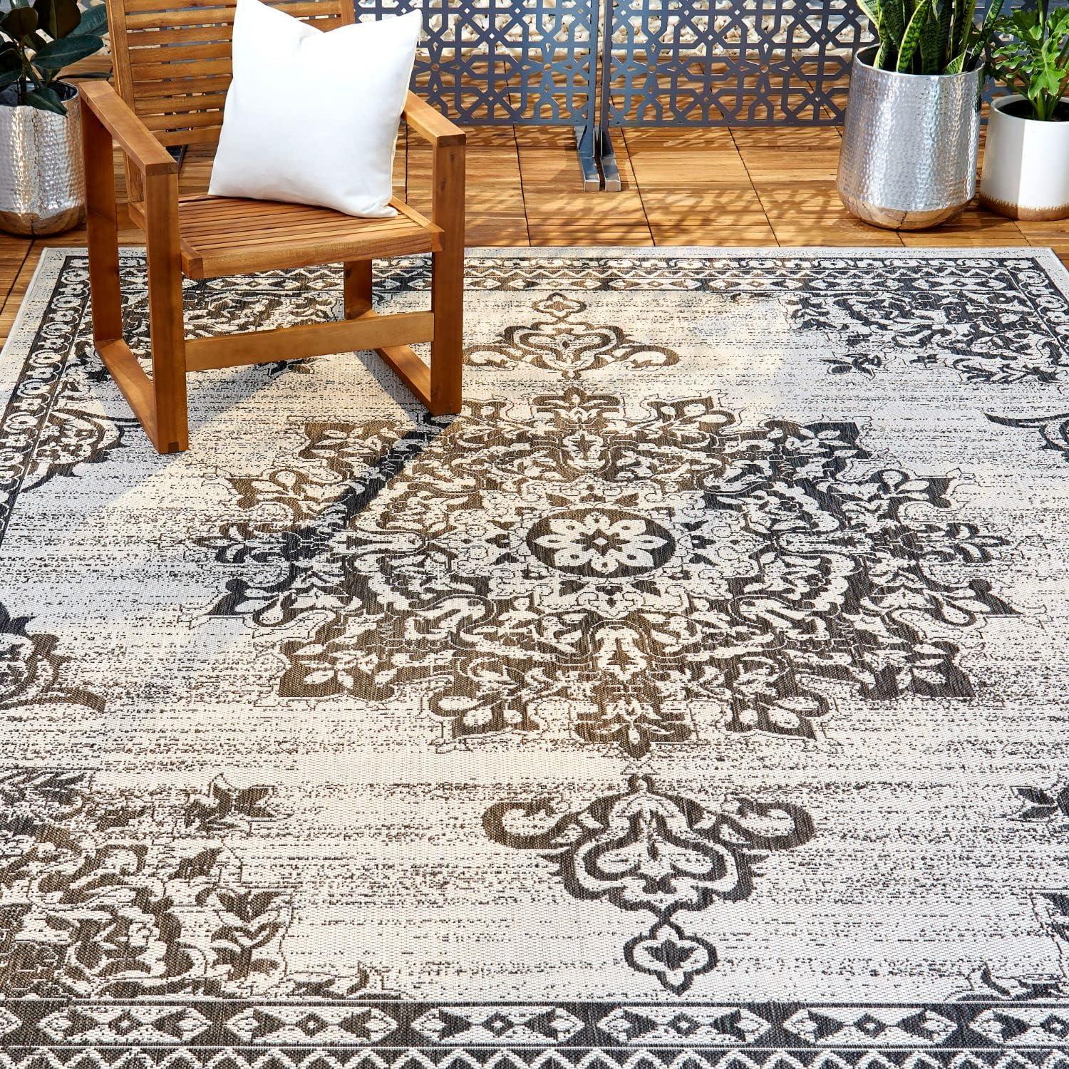 Nicole Miller Medallion Oriental Gray/Black Indoor/Outdoor Area Rug