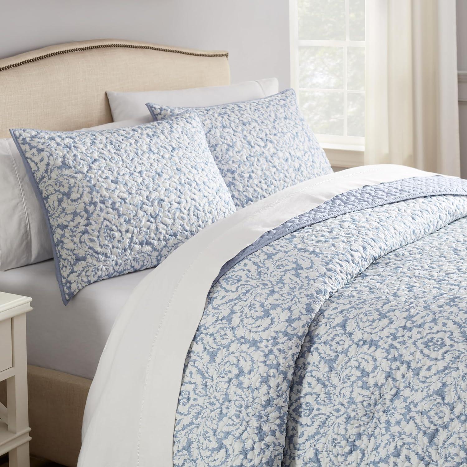 Blue and White Damask Full Quilt Set with Shams