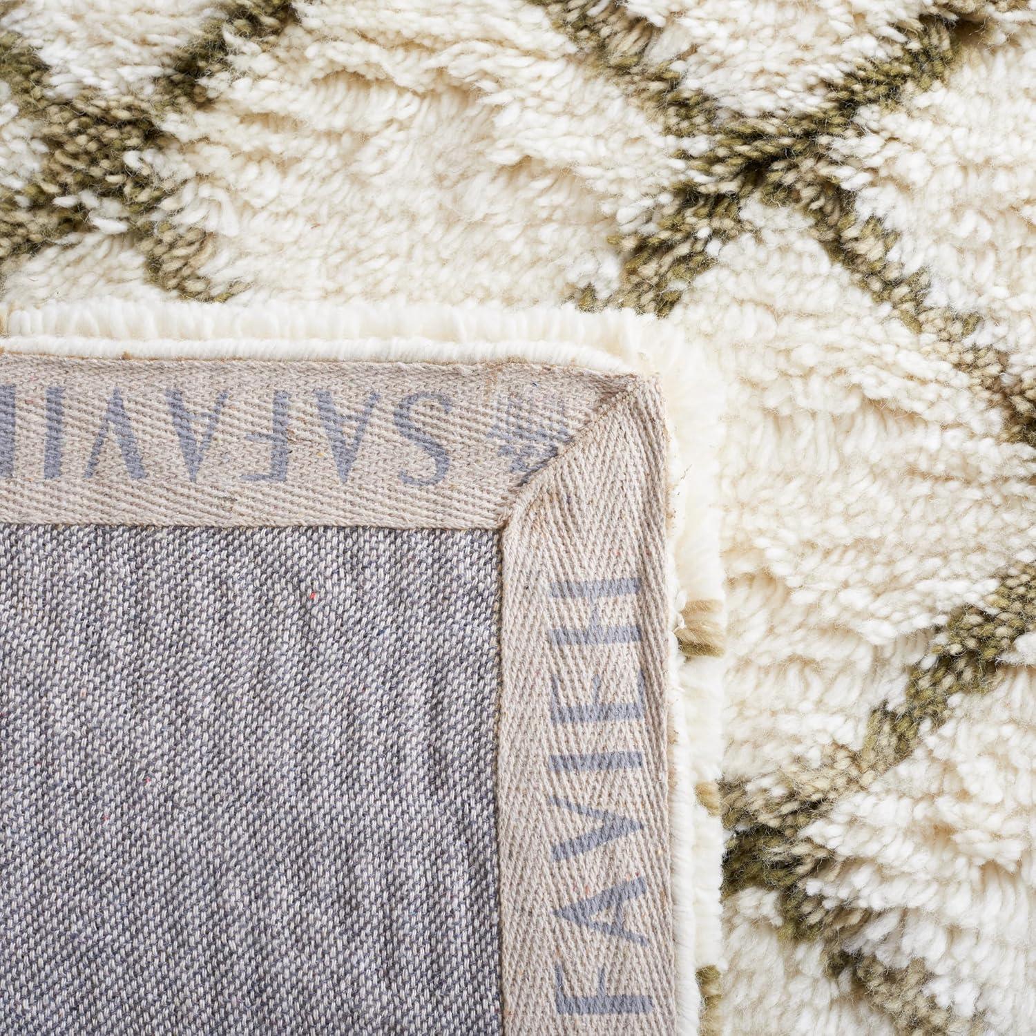 Safavieh Handmade Casablanca Shag Santina Tribal Wool Rug Ivory/Green 4' x 6' 4' x 6' Indoor Living Room, Bedroom Green