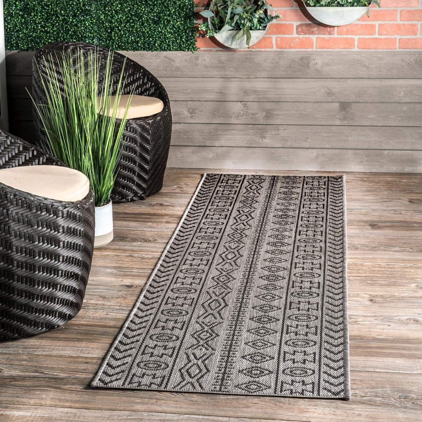 Reversible Gray Synthetic 4'x6' Easy-Care Outdoor Rug