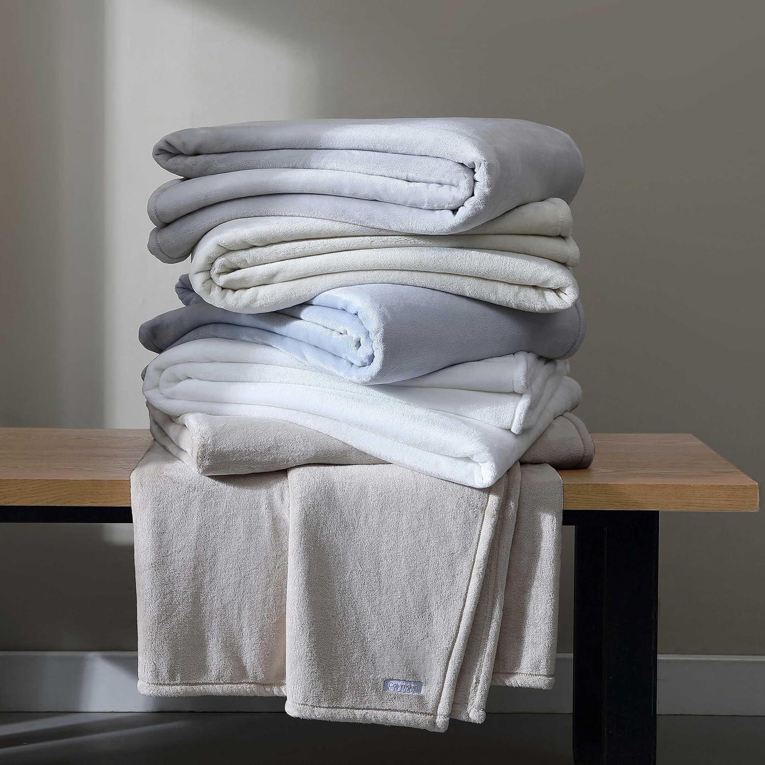 Calvin Klein Calvin Klein Core Plush Solid Reversible Blanket
