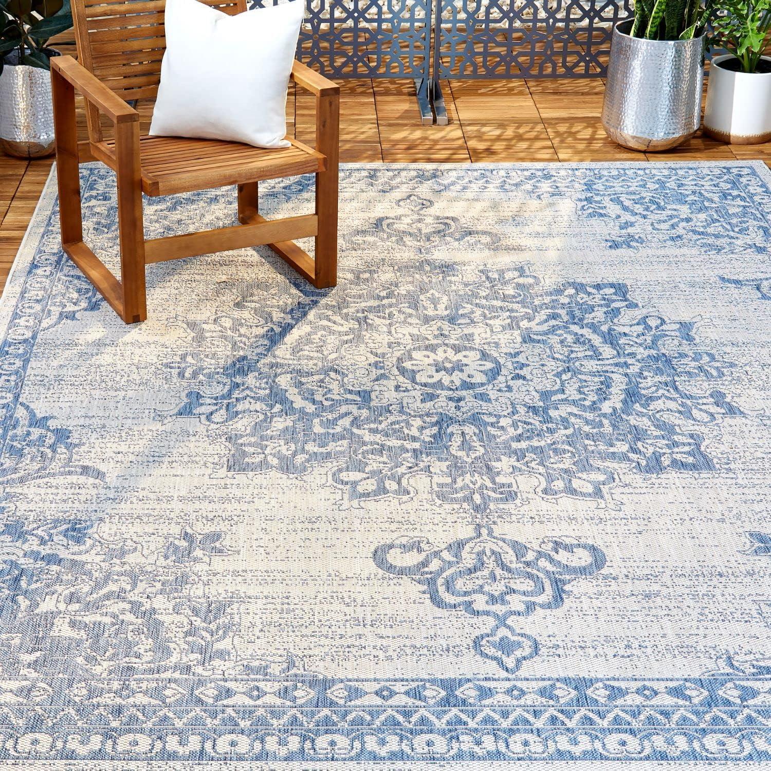 Grey and Blue Medallion Synthetic Indoor/Outdoor Rug