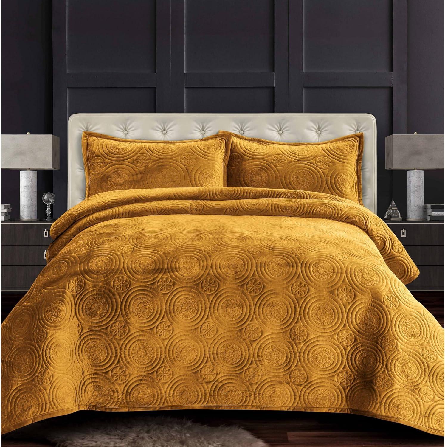 Elegant Medallion Queen Velvet Quilt Set in Gold