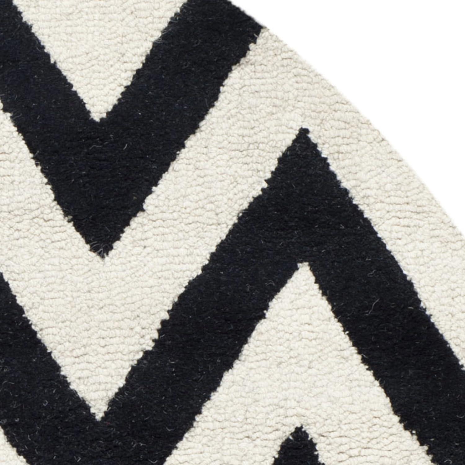 SAFAVIEH Cambridge Kaitlyn Zig Zag Stripes Wool Area Rug, Black/Ivory, 4' x 4' Round