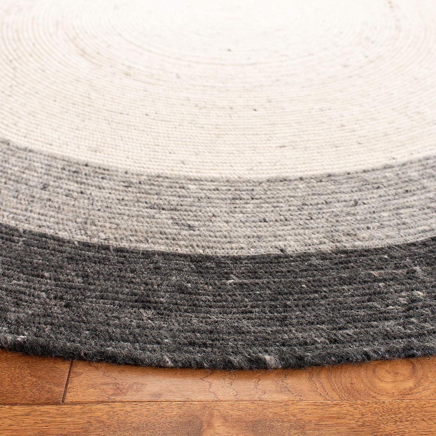 Braided BRD903 Hand Woven Indoor Area Rug - Grey/Ivory - 5' Round - Safavieh