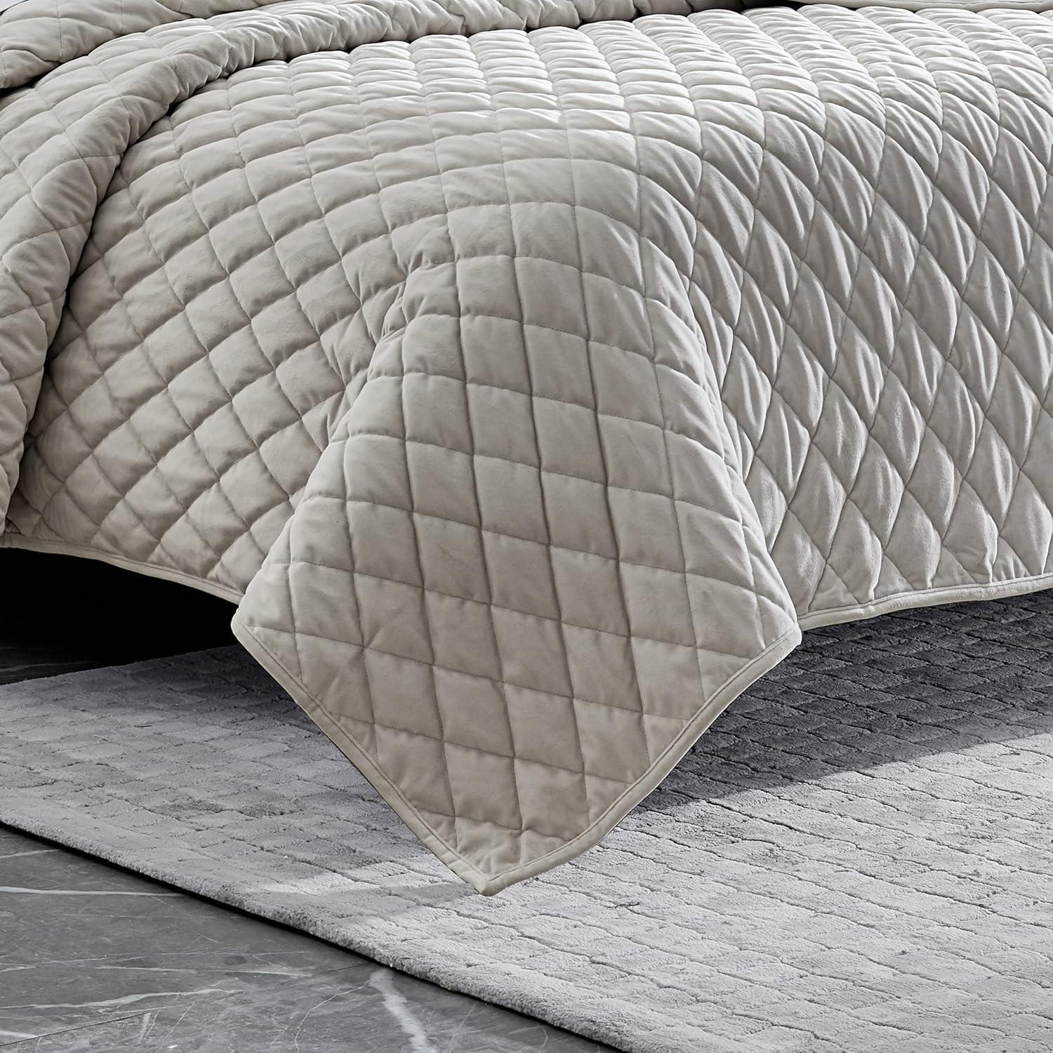 Vera Wang Vera Wang Diamond Velvet Quilt Set