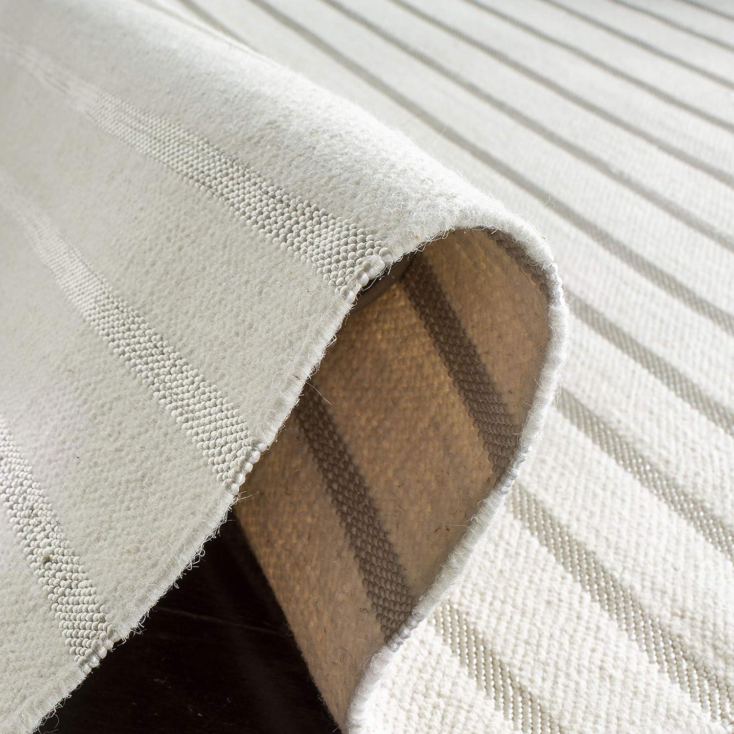 SAFAVIEH Dhurries Gina Geometric Wool Area Rug, White, 4' x 6'