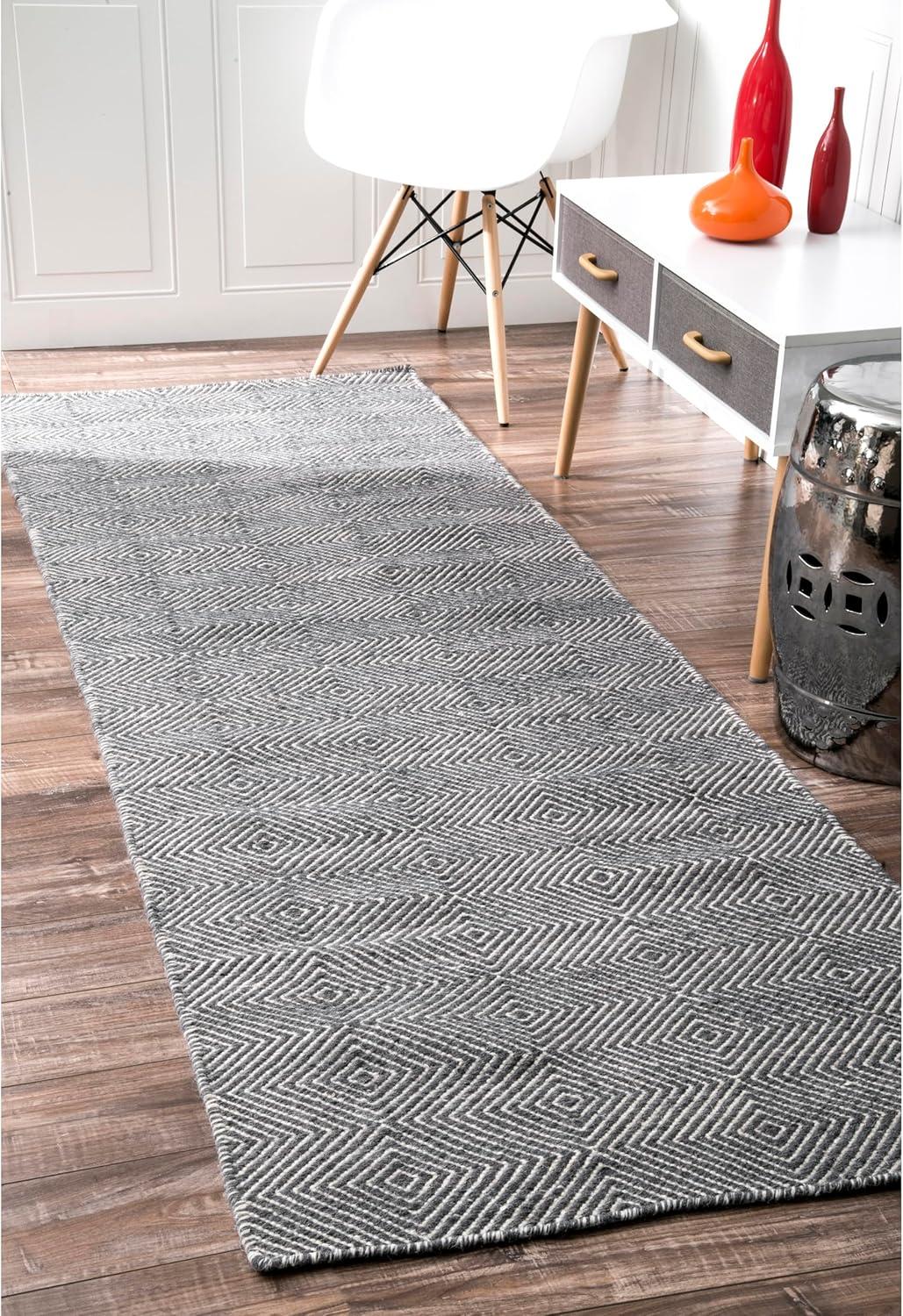 Handwoven Geometric Gray Wool 33" Area Rug