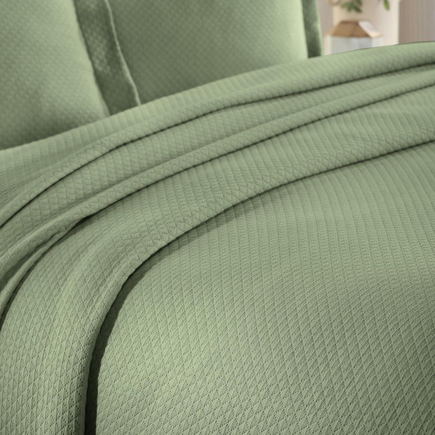 Superior Superior Solitaire Waffled Matelassé Bedspread Set with Shams