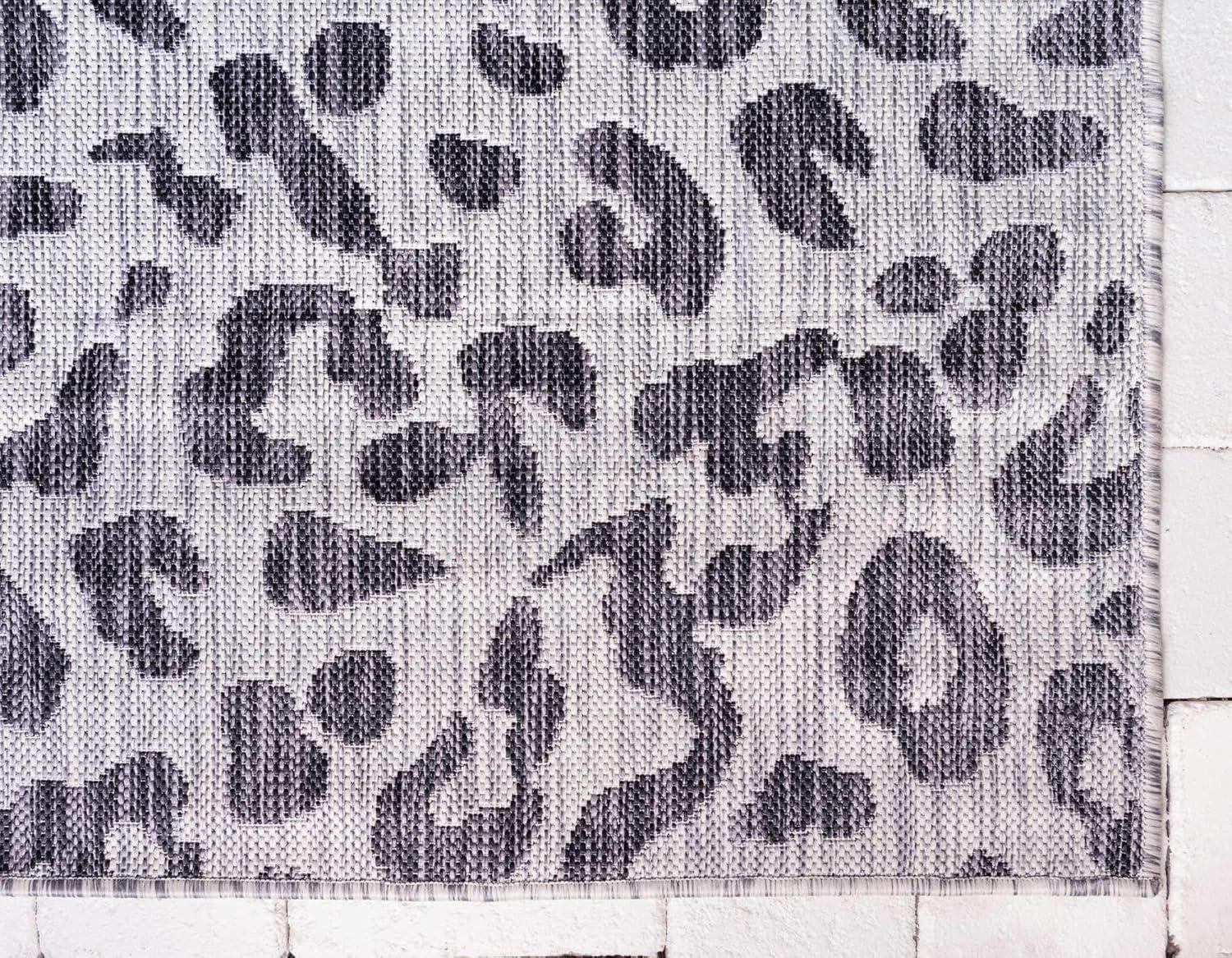 Unique Loom 4' 1 x 6' 1 Rectangle Indoor/Outdoor Safari Light Gray Area Rug