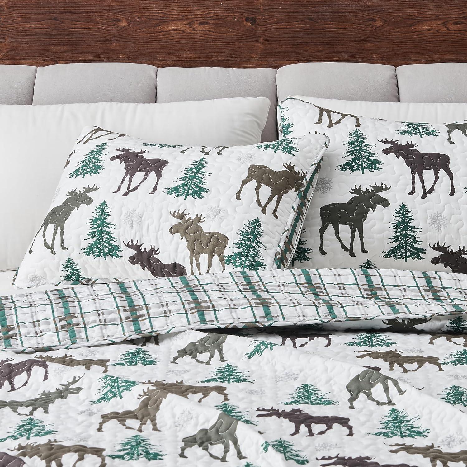 Moose Printed Reversible Patchwork Quilt Set with Shams