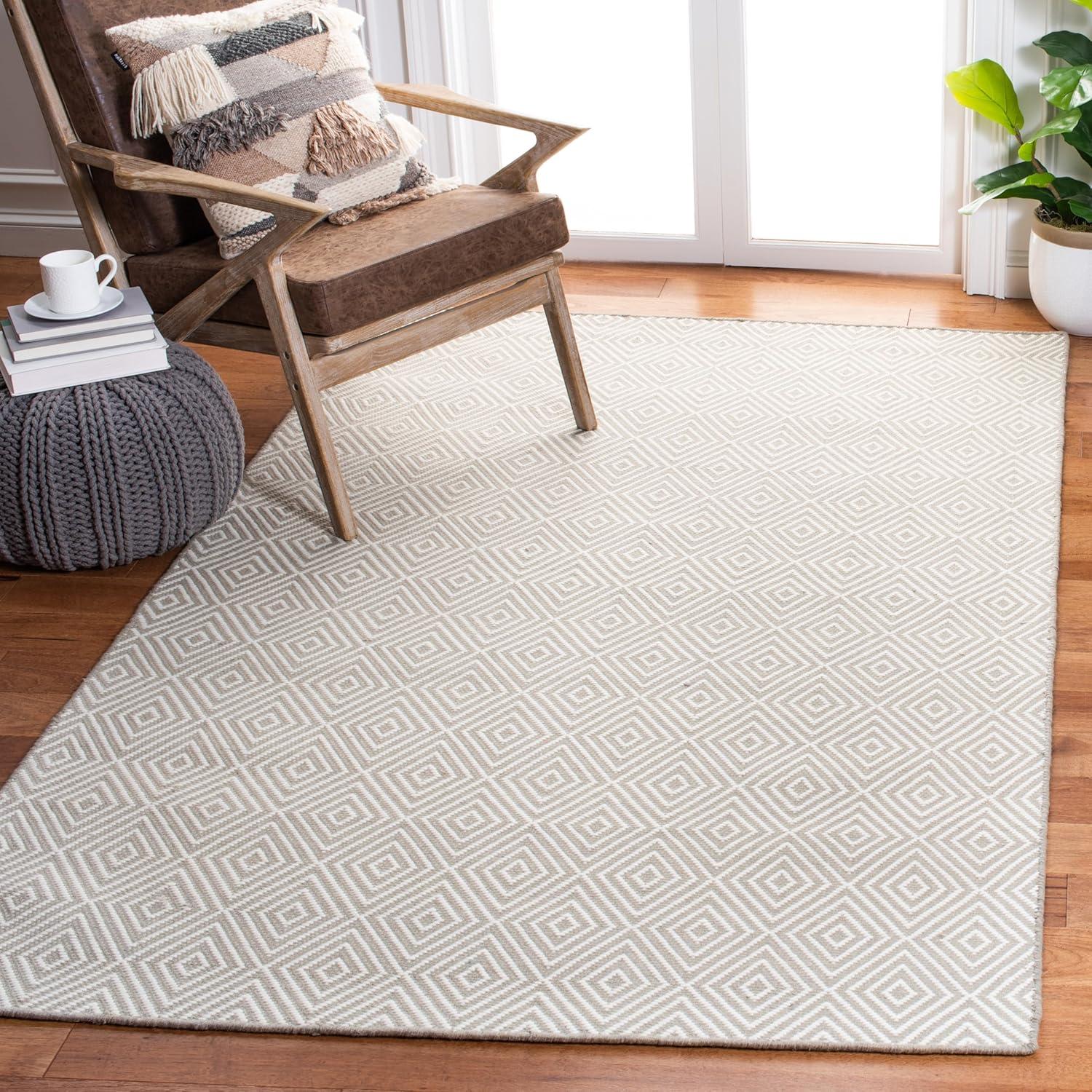 Wilton WIL715 Hand Hooked Area Rug Light Grey / Ivory 4' X 6' - Safavieh.