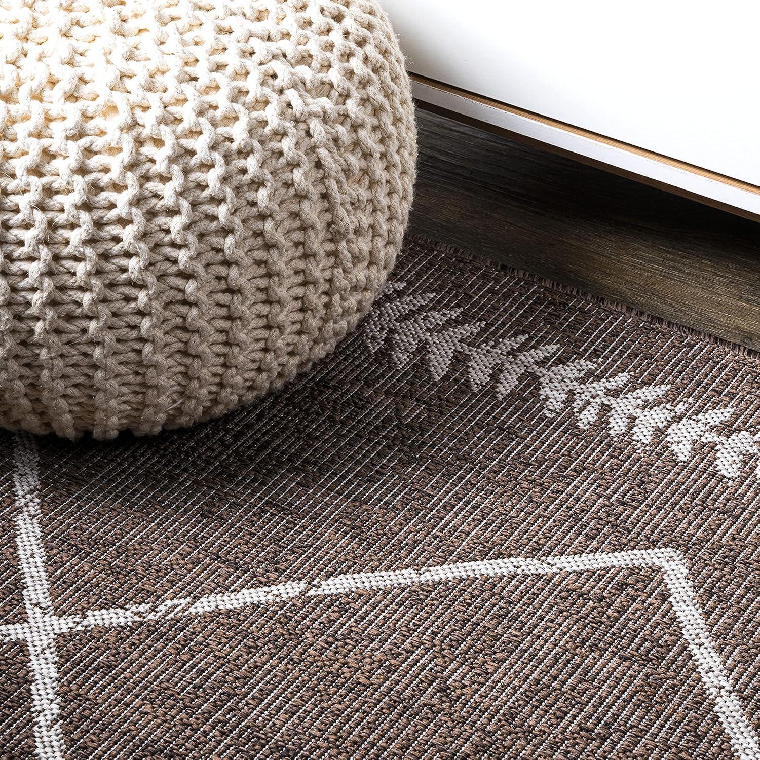 Ivory and Brown Diamond Trellis Indoor/Outdoor Rug